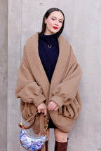 極上品 Louis Vuitton ルイヴィトン / 23年クルーズコレクション "look 4" / キャメルヘア パール コクーン ショートコート  / モノグラム裏地 / 1AAL1B / size 36 (キャメル)