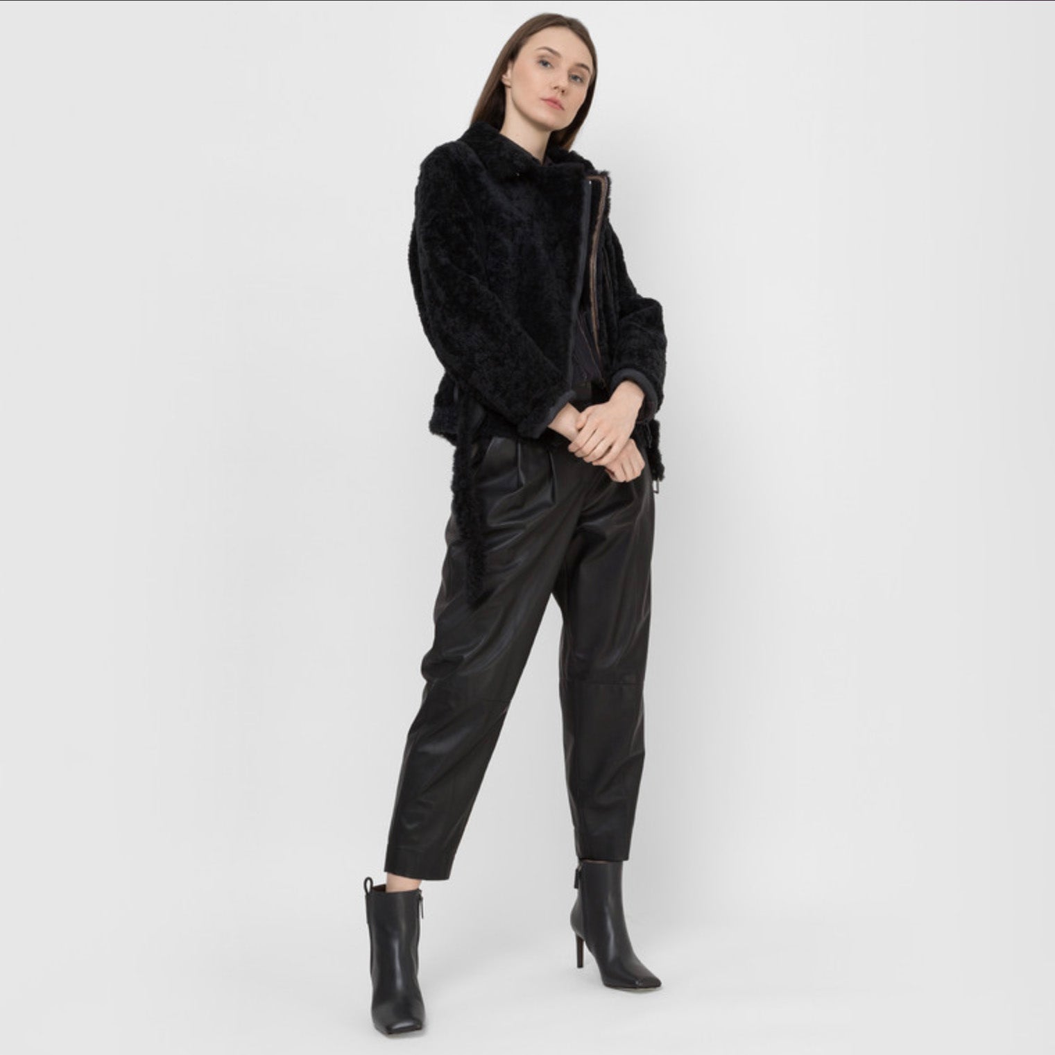 Brunello Cucinelli ブルネロクチネリ / 試着程度美品 20AW ラムスキン タックトラウザーズ テーパード レザー パンツ / M0NCAP7061 / size 38 (BLACK) レディース
