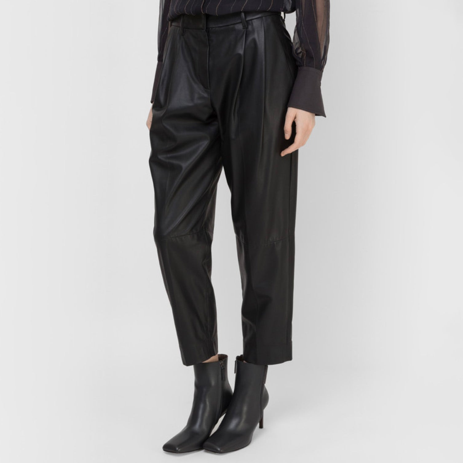 Brunello Cucinelli ブルネロクチネリ / 試着程度美品 20AW ラムスキン タックトラウザーズ テーパード レザー パンツ / M0NCAP7061 / size 38 (BLACK) レディース