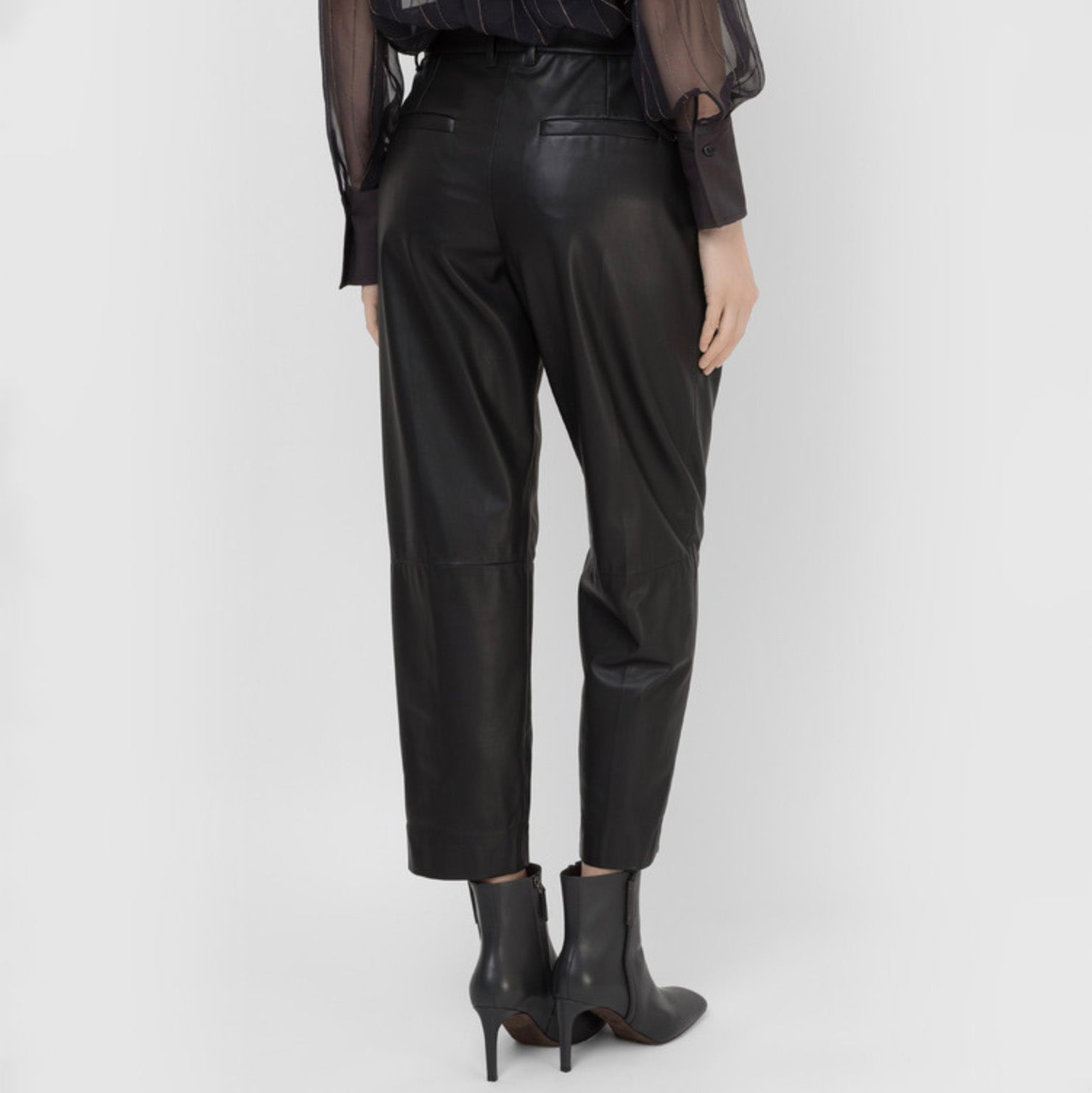 Brunello Cucinelli ブルネロクチネリ / 試着程度美品 20AW ラムスキン タックトラウザーズ テーパード レザー パンツ / M0NCAP7061 / size 38 (BLACK) レディース