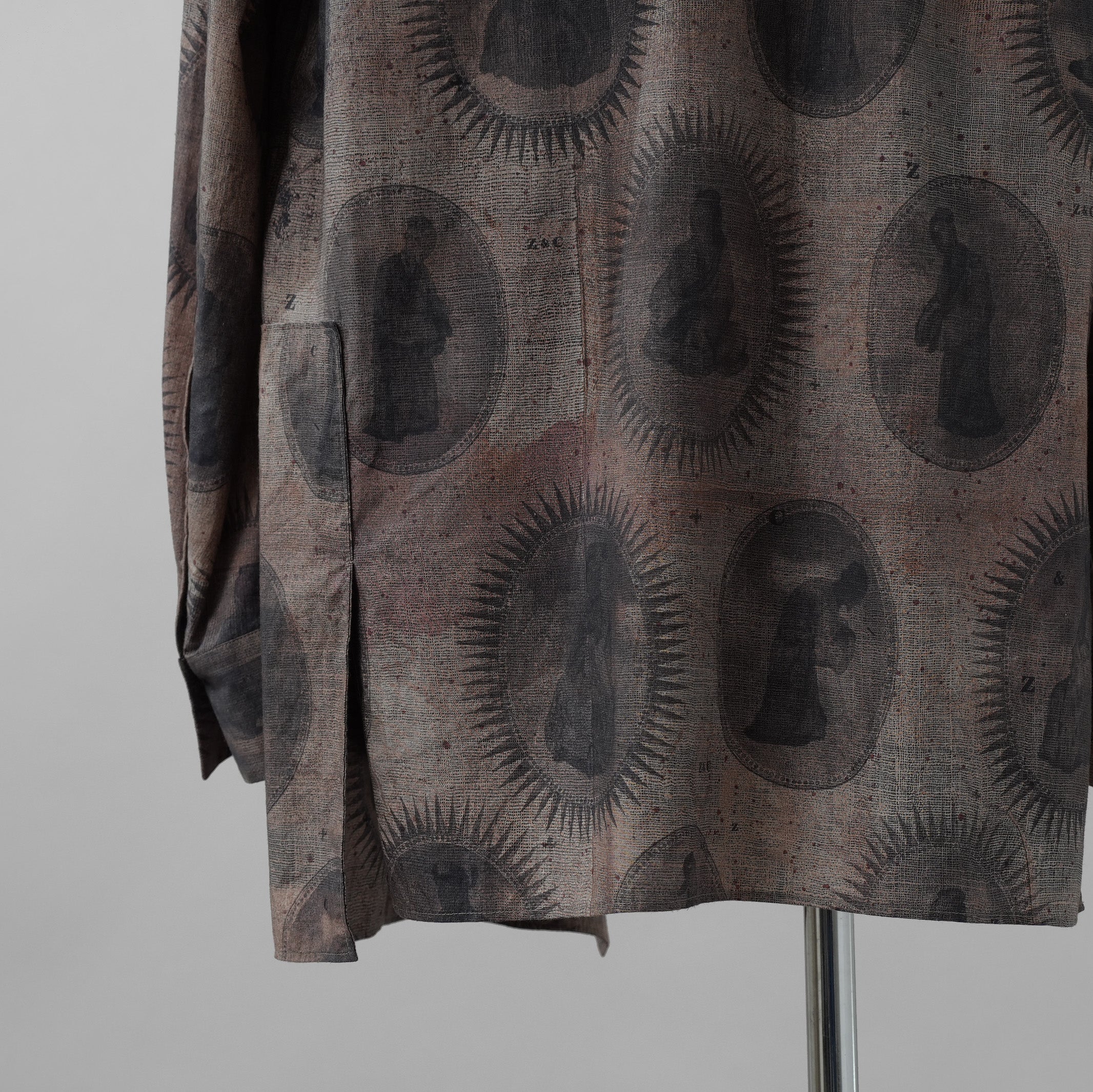 ZIGGY CHEN ジギーチェン / 美品 22SS Elongated Shirts with Schholar Print スカラープリント ロング 長袖シャツ / 0M2210732 / size 44 (GRAY) 352013-in-ue