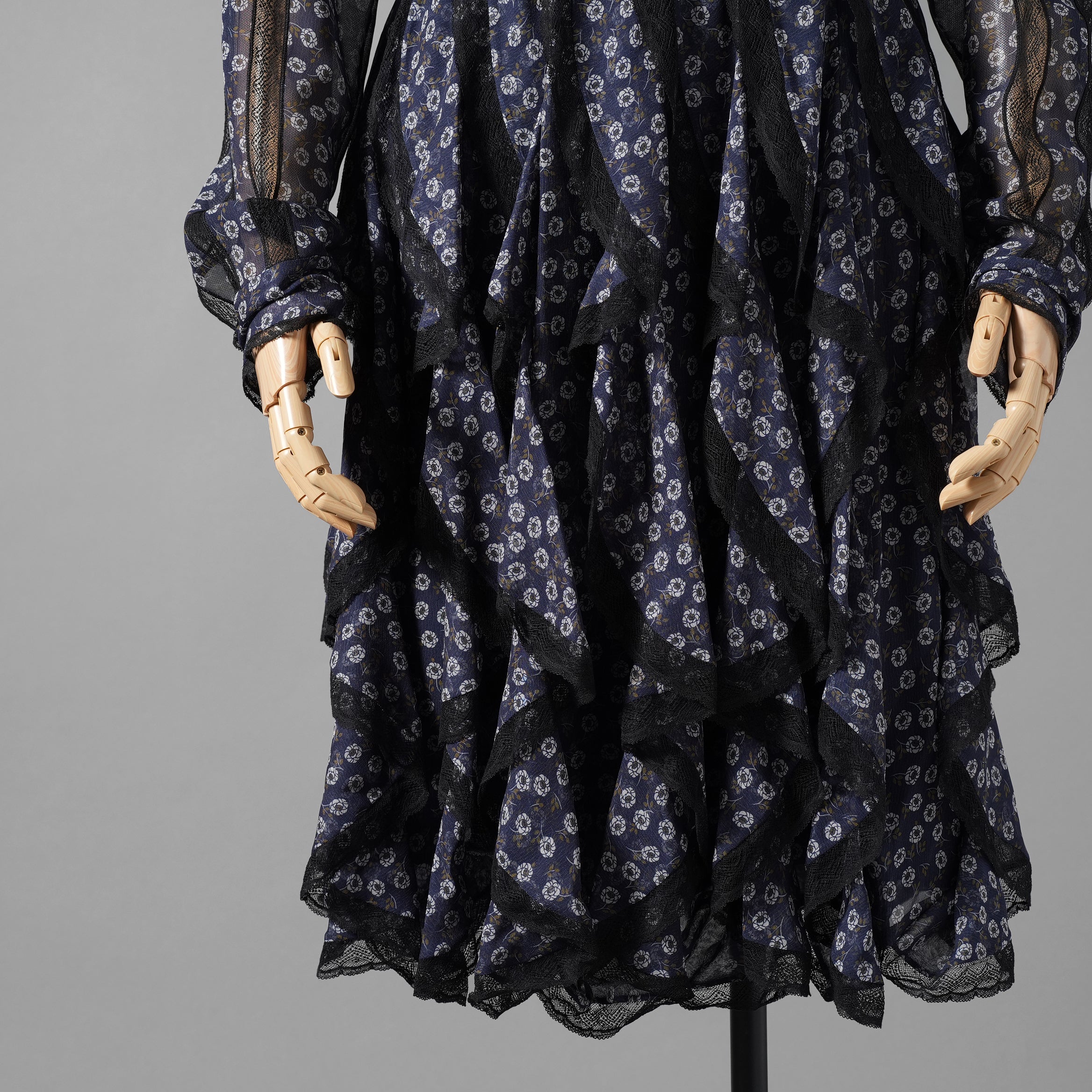 FENDI フェンディ / 19AW 美品 シルクレース インセット 花柄 ワンピース / フリル 長袖ドレス / FDA548 A8E6 / size 40 (NAVY) レディース