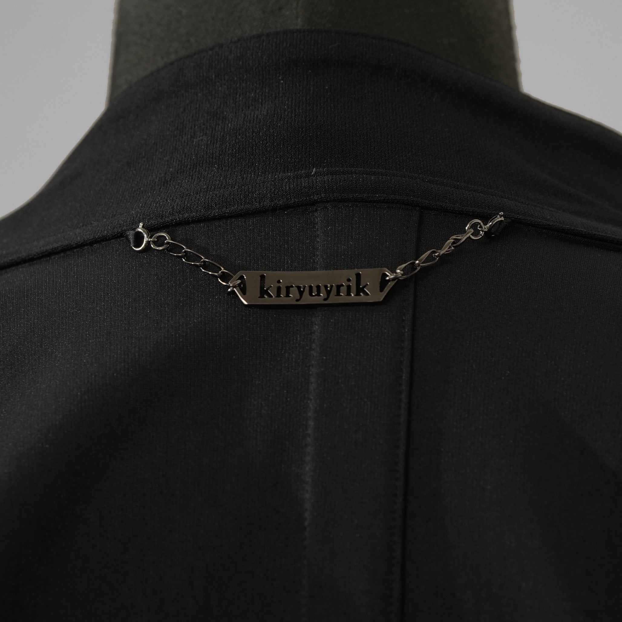 新品 kiryuyrik キリュウキリュウ / 23AW BLACK HONEY CHILI COOKIE コラボ Collarless Flare Jacket ノーカラーフレア ジャケット コート / BHCC-HJ15-007 / size M (BLACK)  123006-alm