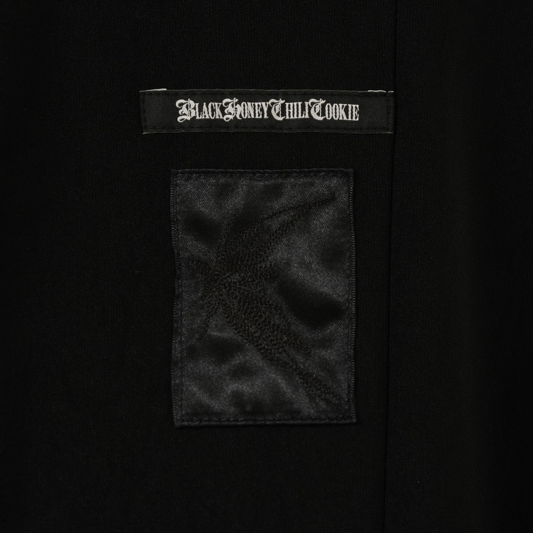 新品 kiryuyrik キリュウキリュウ / 23AW BLACK HONEY CHILI COOKIE コラボ Collarless Flare Jacket ノーカラーフレア ジャケット コート / BHCC-HJ15-007 / size M (BLACK)  123006-alm