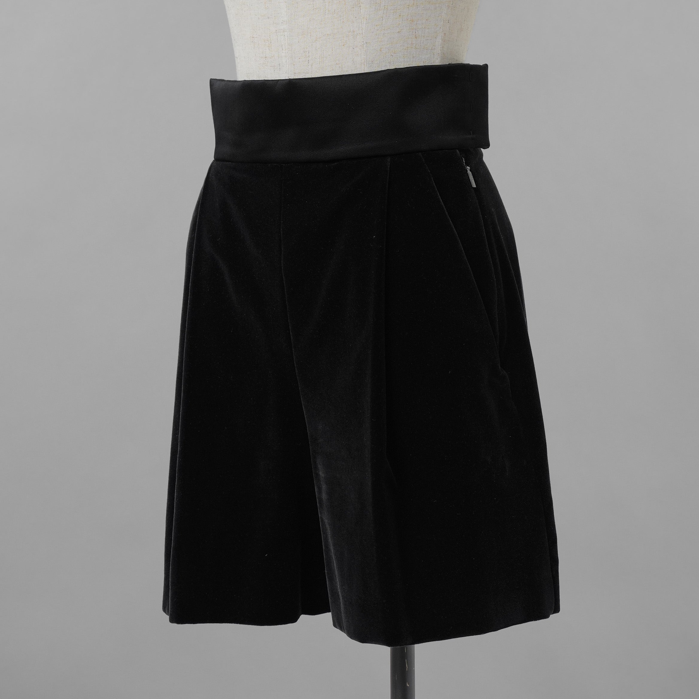FENDI フェンディ / 美品 21AW シルク ベルベット ショートパンツ / FR6353 AJ08 / size 40 (BLACK) レディース 352023-izm