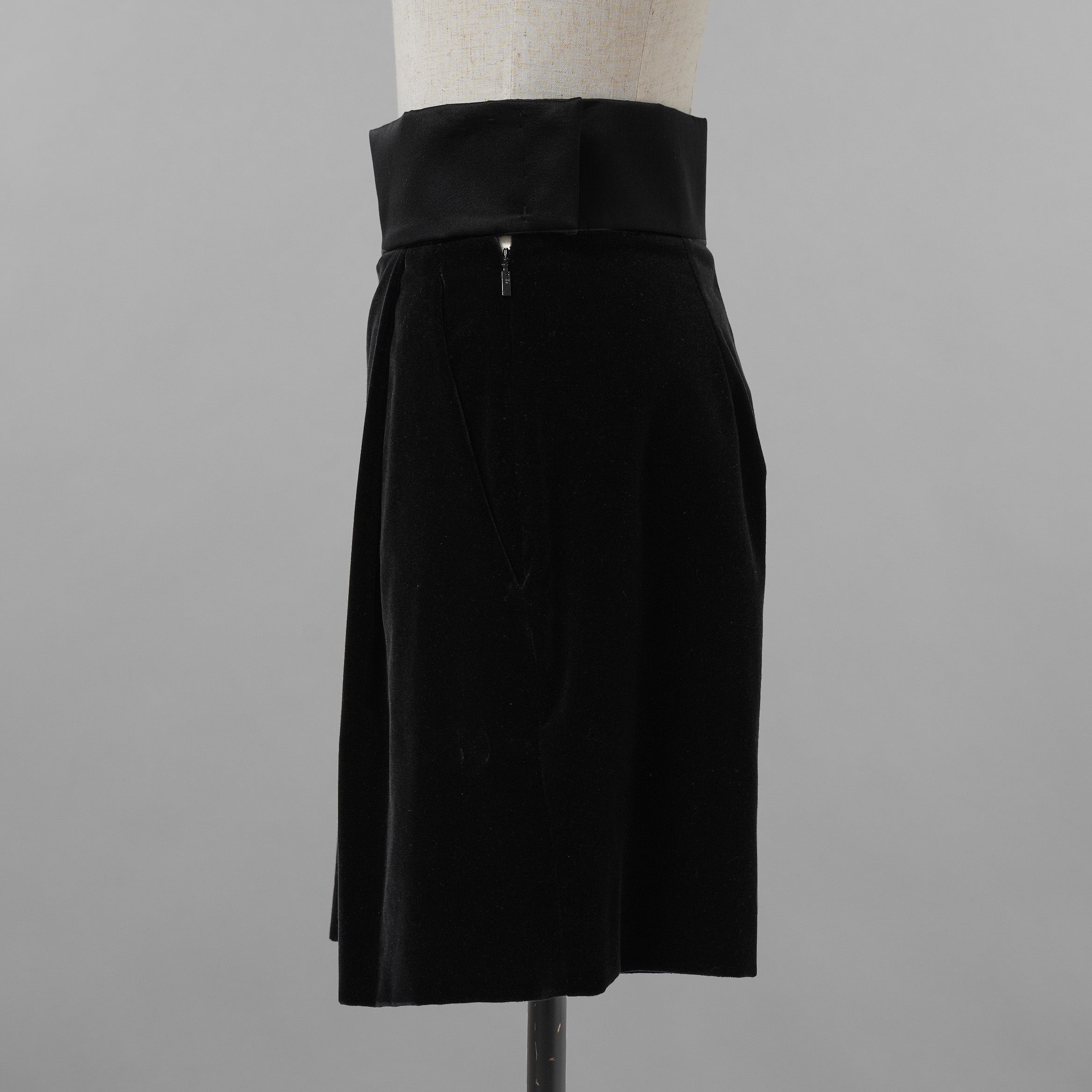 FENDI フェンディ / 美品 21AW シルク ベルベット ショートパンツ / FR6353 AJ08 / size 40 (BLACK) レディース 352023-izm