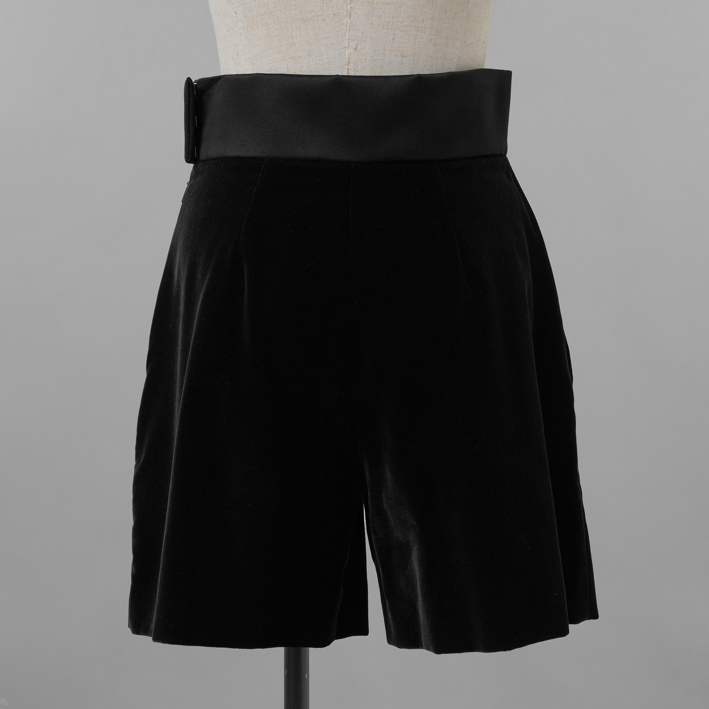 FENDI フェンディ / 美品 21AW シルク ベルベット ショートパンツ / FR6353 AJ08 / size 40 (BLACK) レディース 352023-izm