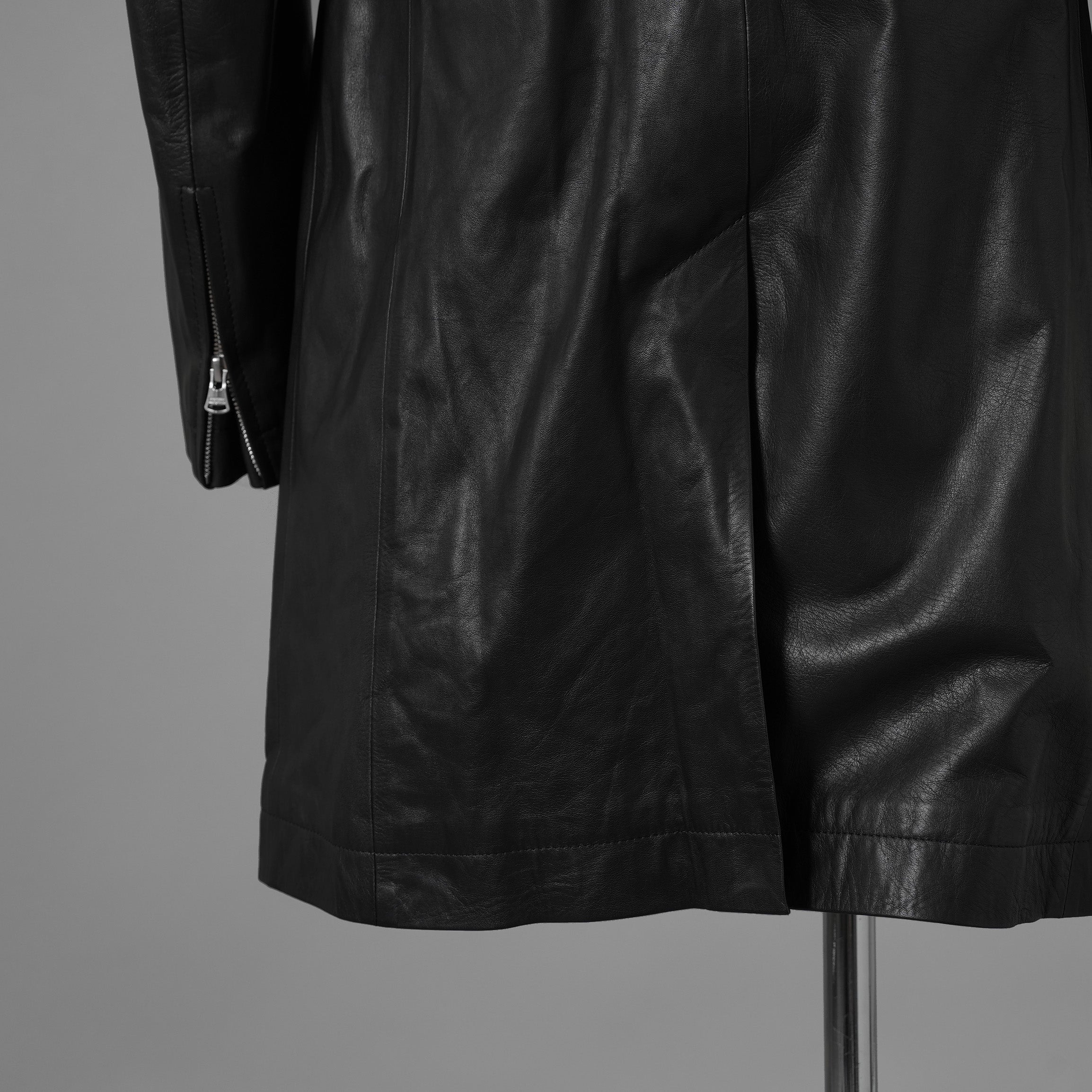 未使用 ISAMU KATAYAMA BACKLASH イサムカタヤマ バックラッシュ / 23AW MONOCHROME LUXURY STEER 0.6mm HOODED COAT フーデッドレザー コート アウター / 2078-03 / size M (BLACK) 352053-in-ue