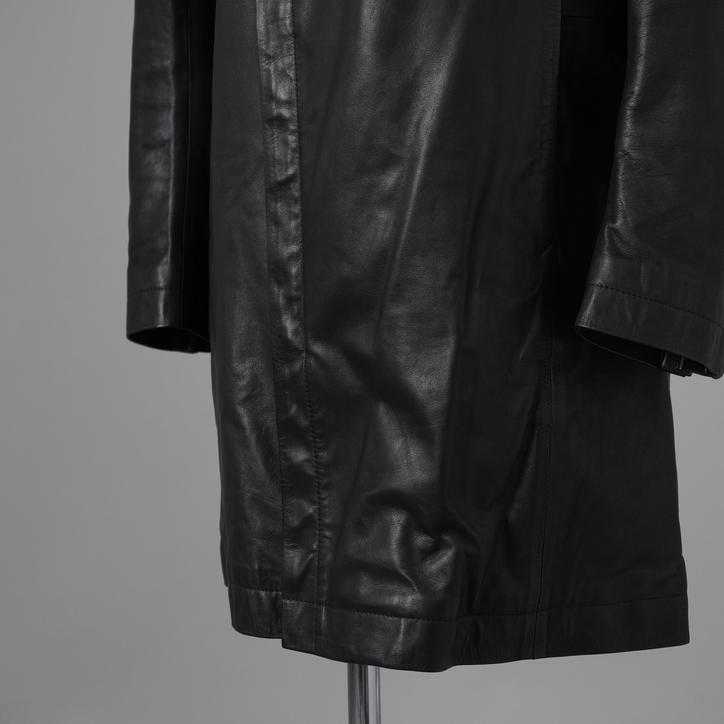 未使用 ISAMU KATAYAMA BACKLASH イサムカタヤマ バックラッシュ / 23AW MONOCHROME LUXURY STEER 0.6mm HOODED COAT フーデッドレザー コート アウター / 2078-03 / size M (BLACK) 352053-in-ue