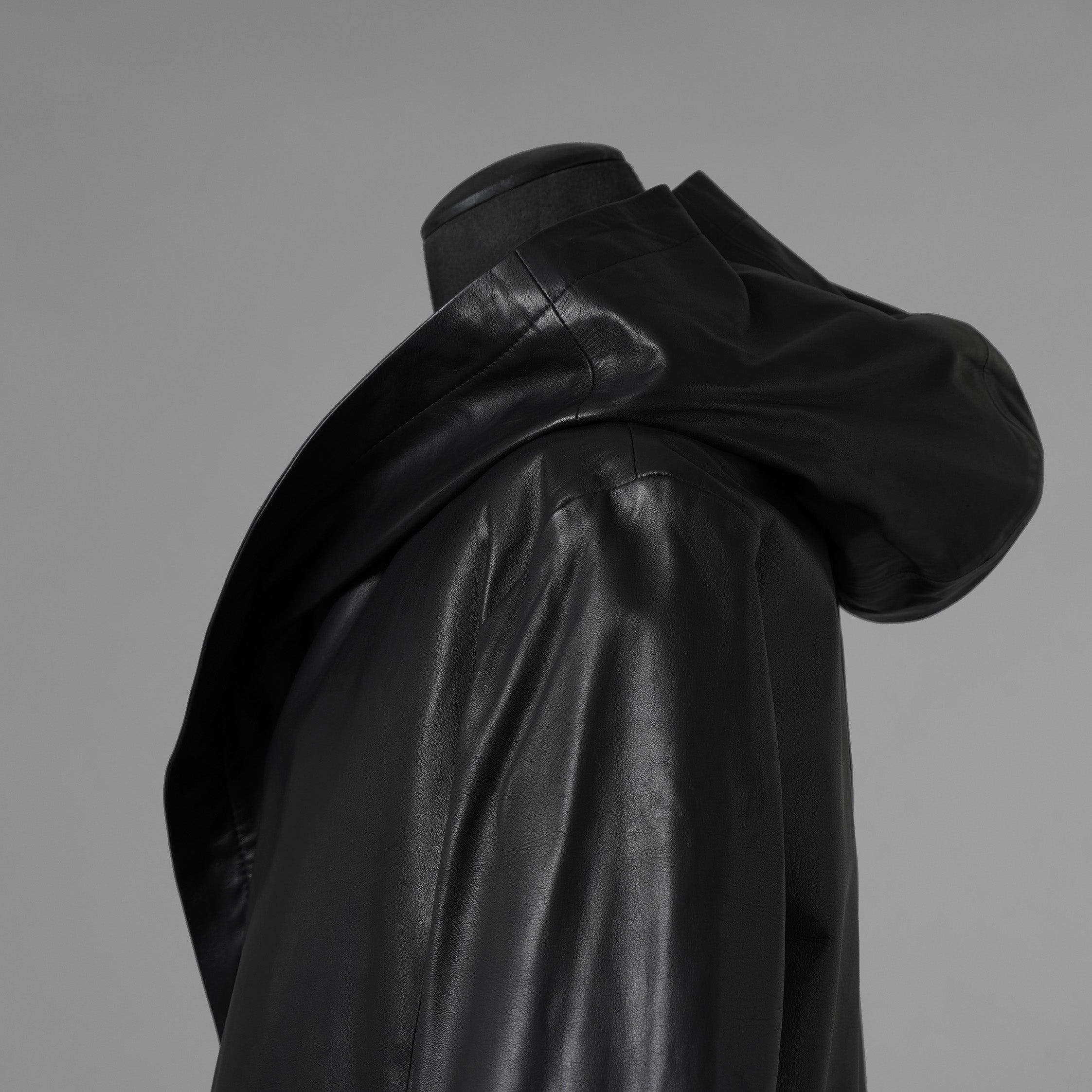 未使用 ISAMU KATAYAMA BACKLASH イサムカタヤマ バックラッシュ / 23AW MONOCHROME LUXURY STEER 0.6mm HOODED COAT フーデッドレザー コート アウター / 2078-03 / size M (BLACK) 352053-in-ue
