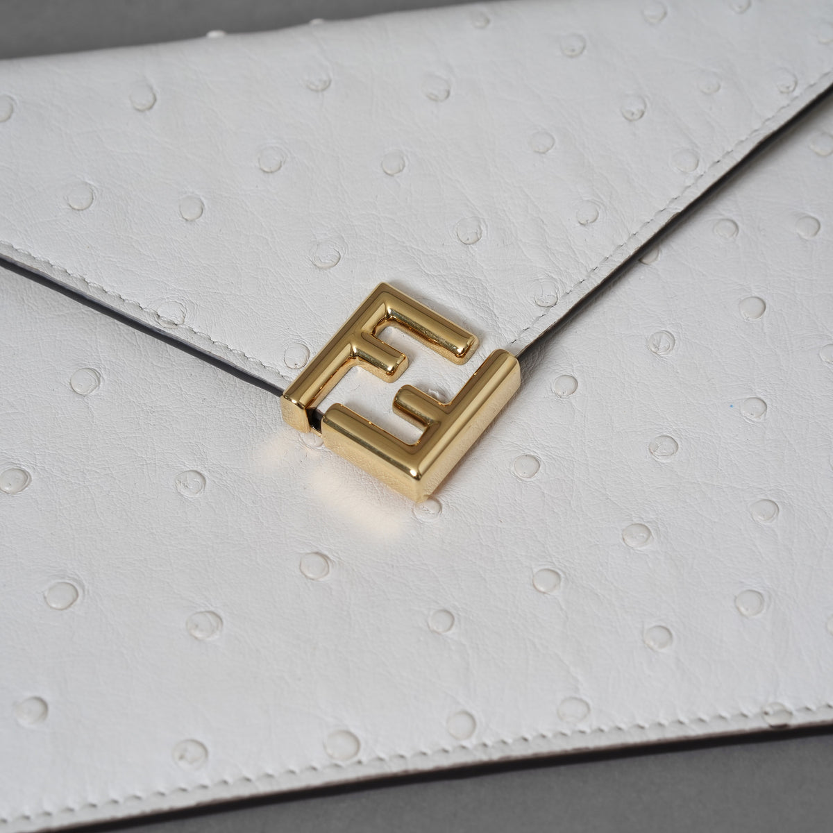 超希少 FENDI フェンディ / 美品 F Is Fendi オーストリッチ レザー / FF ダイヤモンド エンベロープ フラットポーチ クラッチ バッグ アクセサリー / 8N0151 ANLO F11CB / IVORY WHITE 352030-izm