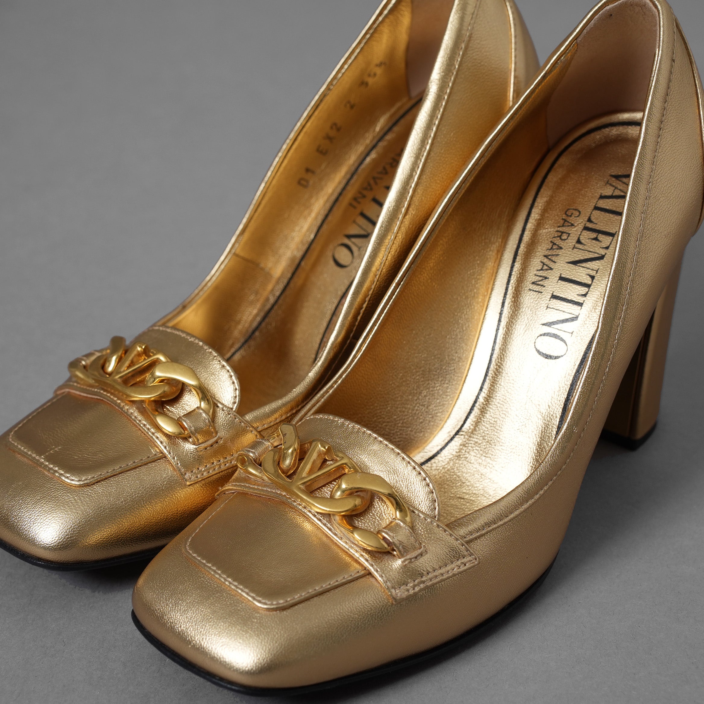 Valentino Garavani ヴァレンティノ ガラヴァーニ / 22SS Vロゴ チェーンコレクション メタリックゴールド チャンキーヒール パンプス シューズ / size 35.5 (22.5cm) GOLD レディース 352035-izm