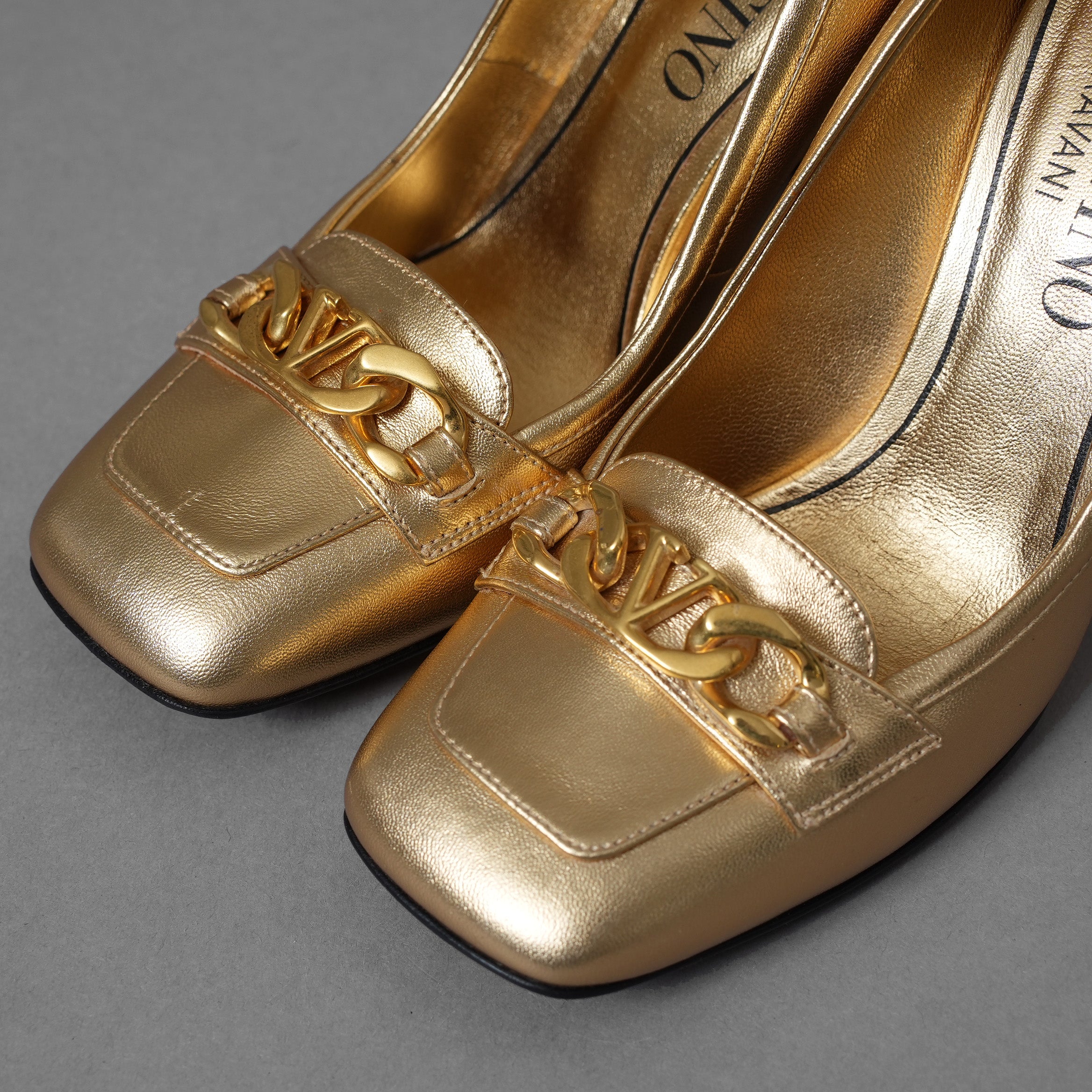 Valentino Garavani ヴァレンティノ ガラヴァーニ / 22SS Vロゴ チェーンコレクション メタリックゴールド チャンキーヒール パンプス シューズ / size 35.5 (22.5cm) GOLD レディース 352035-izm