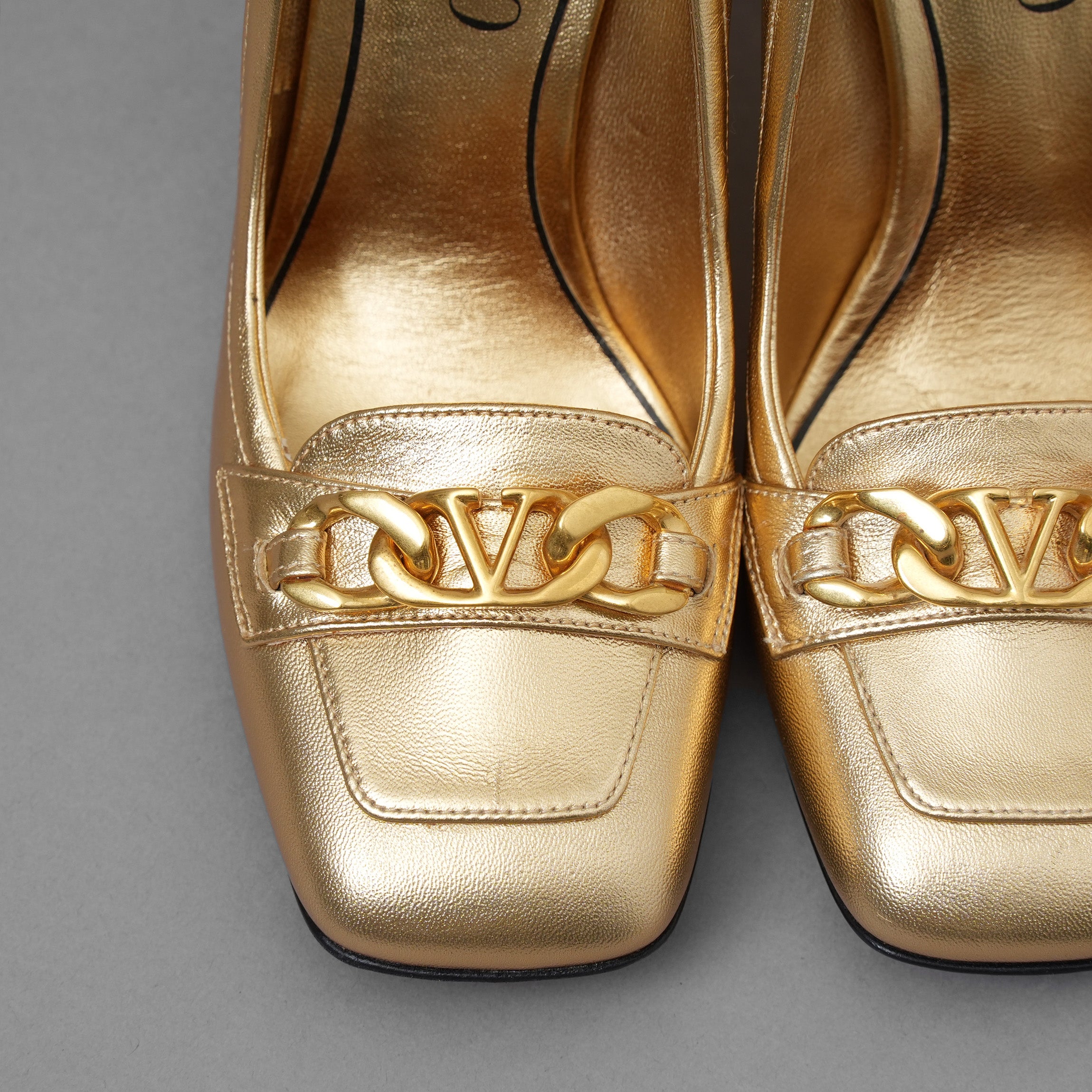 Valentino Garavani ヴァレンティノ ガラヴァーニ / 22SS Vロゴ チェーンコレクション メタリックゴールド チャンキーヒール パンプス シューズ / size 35.5 (22.5cm) GOLD レディース 352035-izm