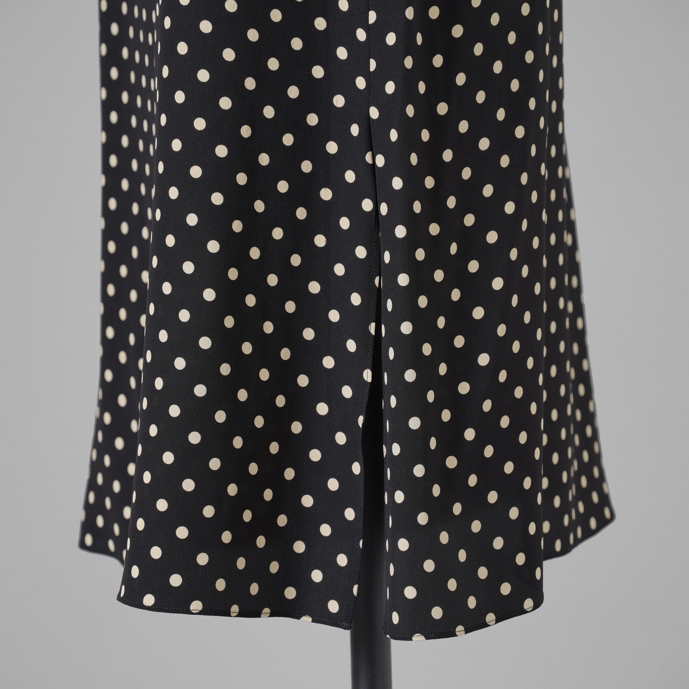 CELINE セリーヌ / 美品 20SS トリオンフボタン シルク ポルカドット柄  ロングスカート サイドスリット / 2J331966H / size 36 (BLACK) レディース