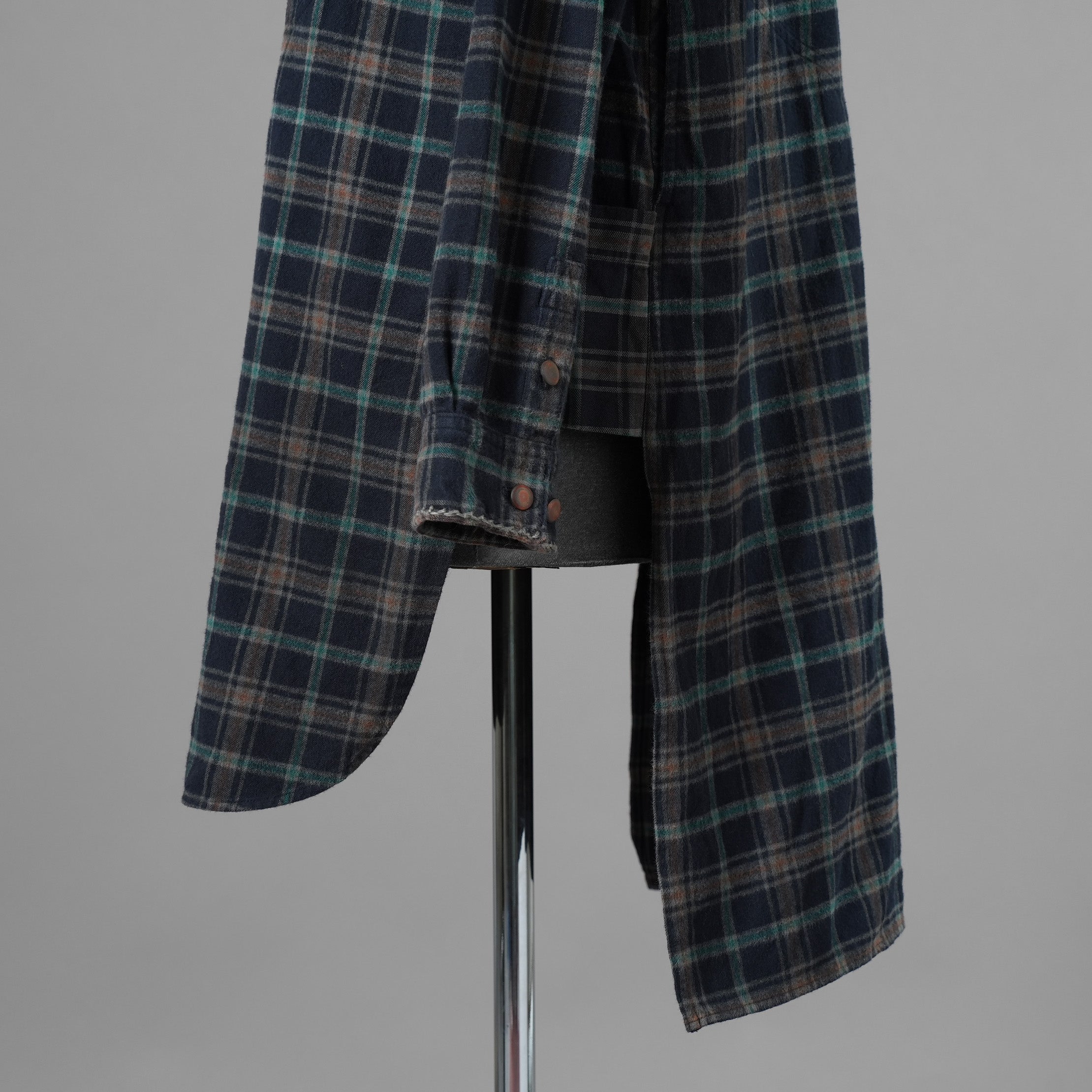 daska ダスカ / 美品 19AW  "JOHAN" plaid shirt sumi dyed flannel ロングシャツ アトリエシャツ 長袖シャツ / size 2 NAVY 352042-ymu