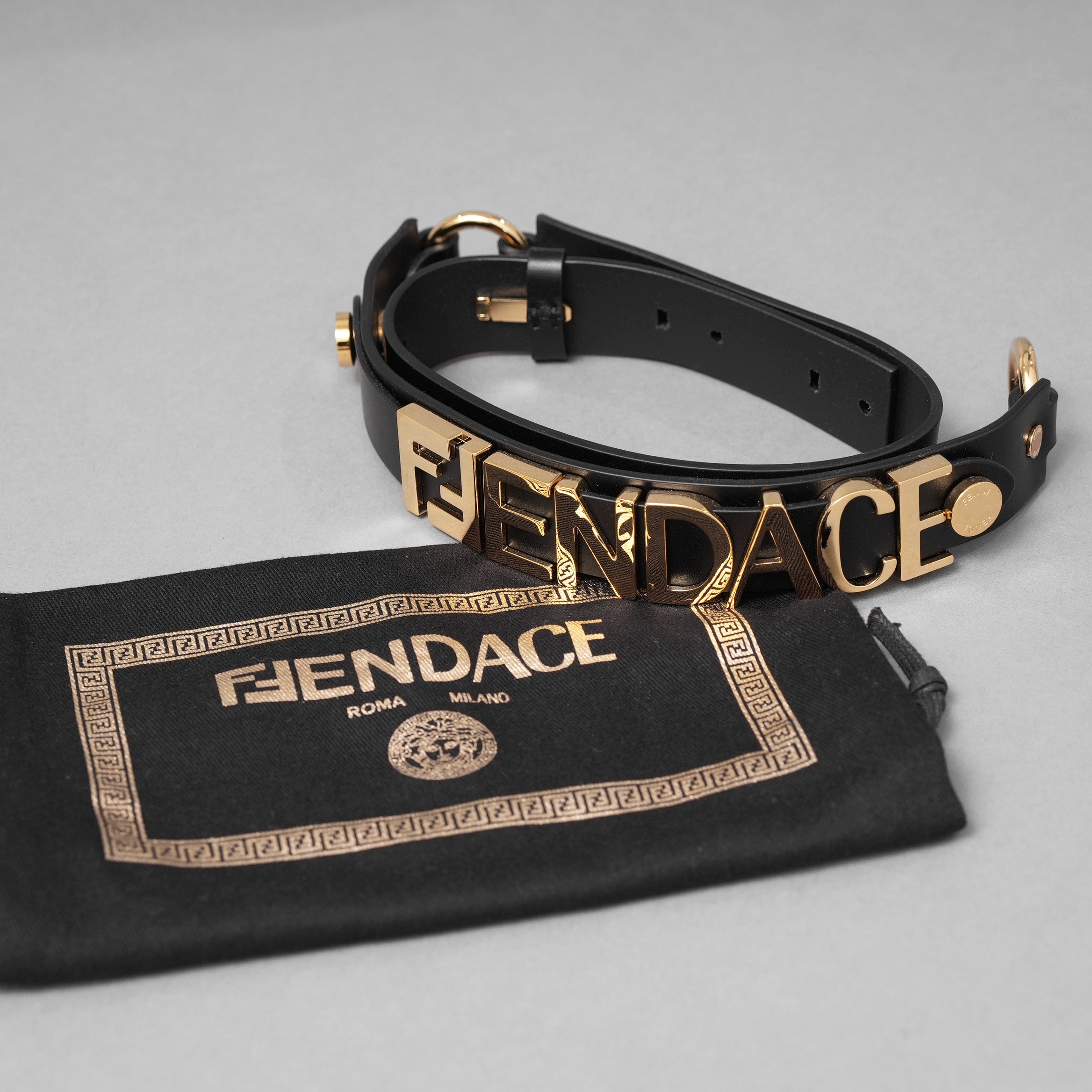 FENDACE フェンダーチェ FENDI x VERSACE コラボ  / 2022年 ロゴ レザー ベルト / 1006694-1A04584_1B00F (BLACK)