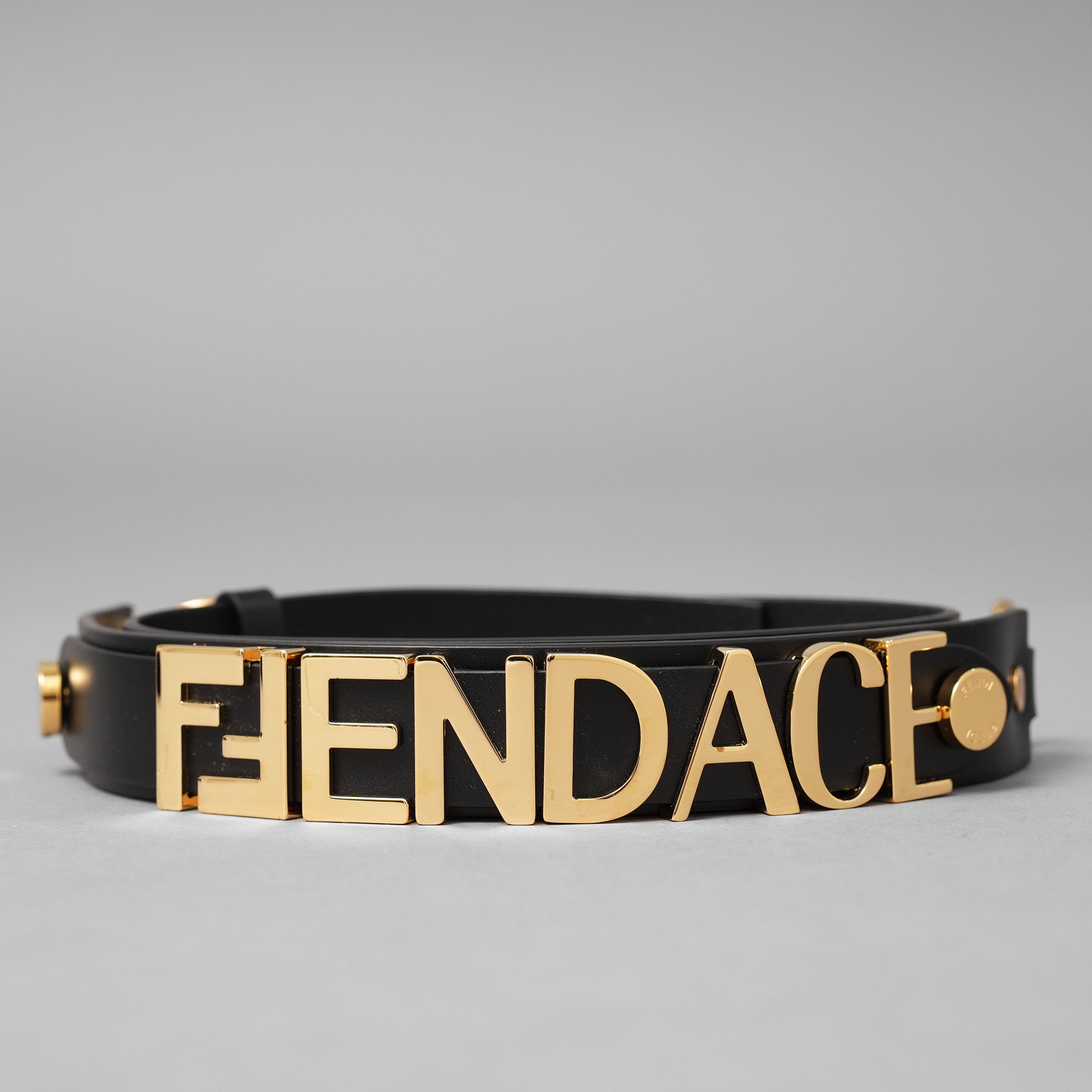 FENDACE フェンダーチェ FENDI x VERSACE コラボ  / 2022年 ロゴ レザー ベルト / 1006694-1A04584_1B00F (BLACK)
