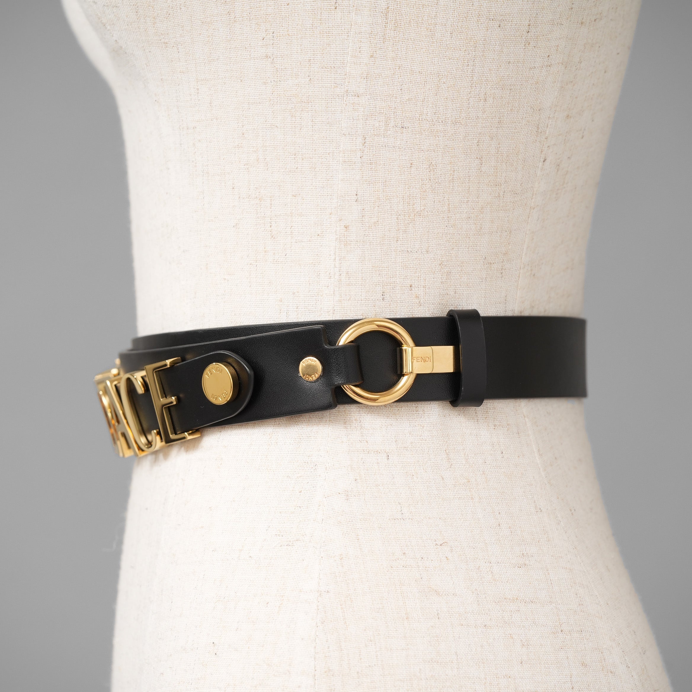 FENDACE フェンダーチェ FENDI x VERSACE コラボ  / 2022年 ロゴ レザー ベルト / 1006694-1A04584_1B00F (BLACK)