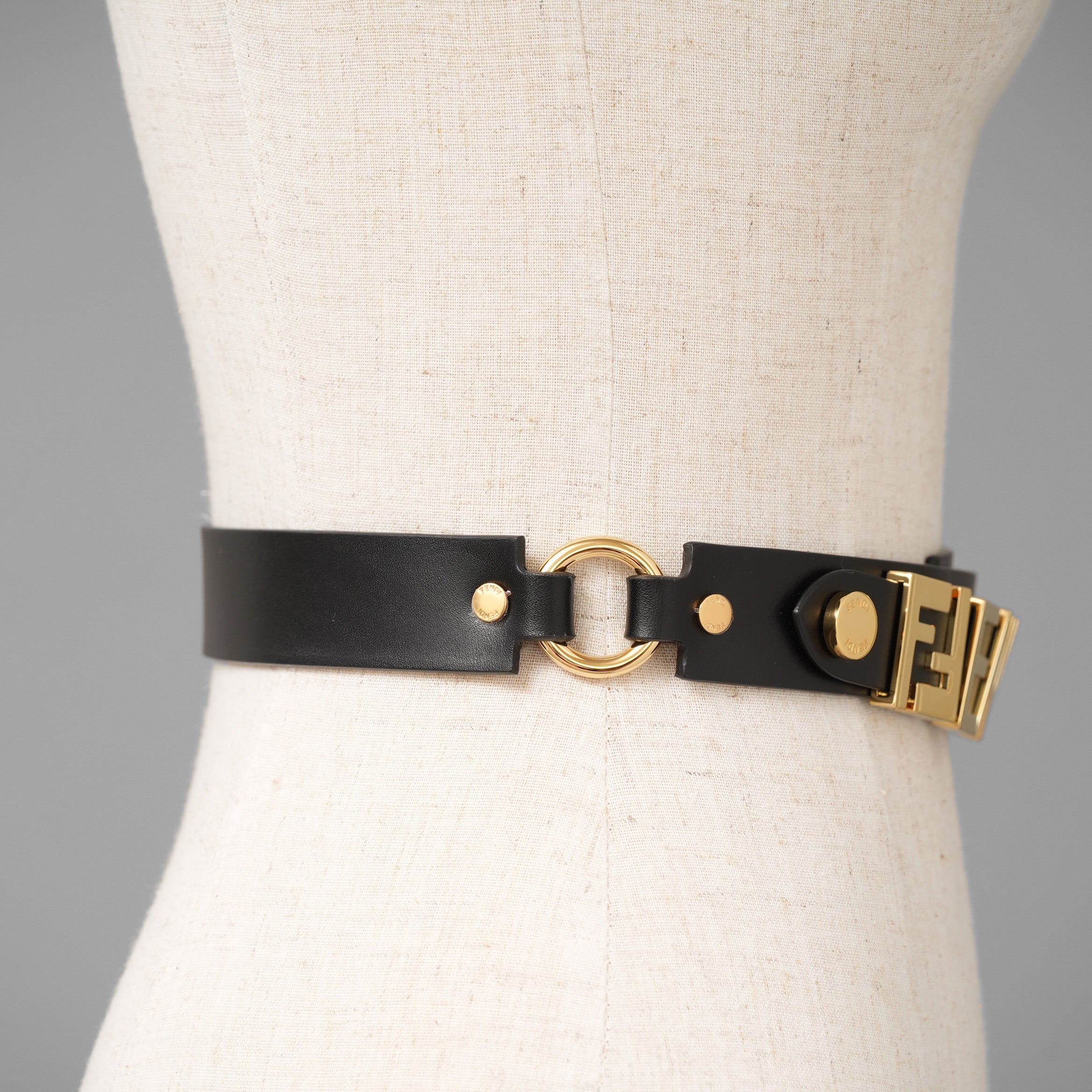 FENDACE フェンダーチェ FENDI x VERSACE コラボ  / 2022年 ロゴ レザー ベルト / 1006694-1A04584_1B00F (BLACK)