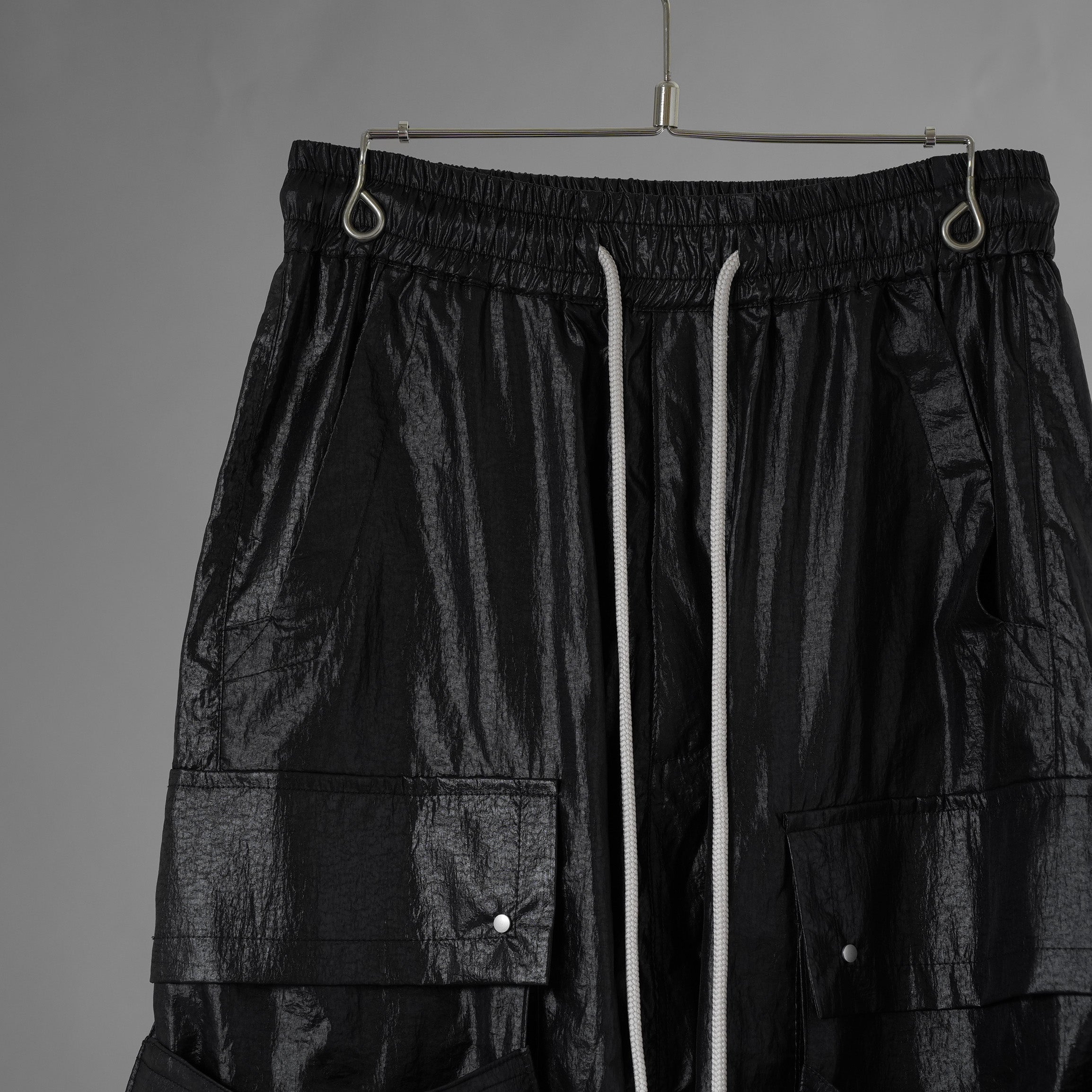 A.F ARTEFACT エーエフアーティファクト / 美品 25SS AIRY CRINKLE NYLON ZIP CARGO SHORTS エアリー クリンクル ナイロン ジップ カーゴ ショーツ パンツ / ag-13053-1 / size 2 (BLACK) 352047-uen