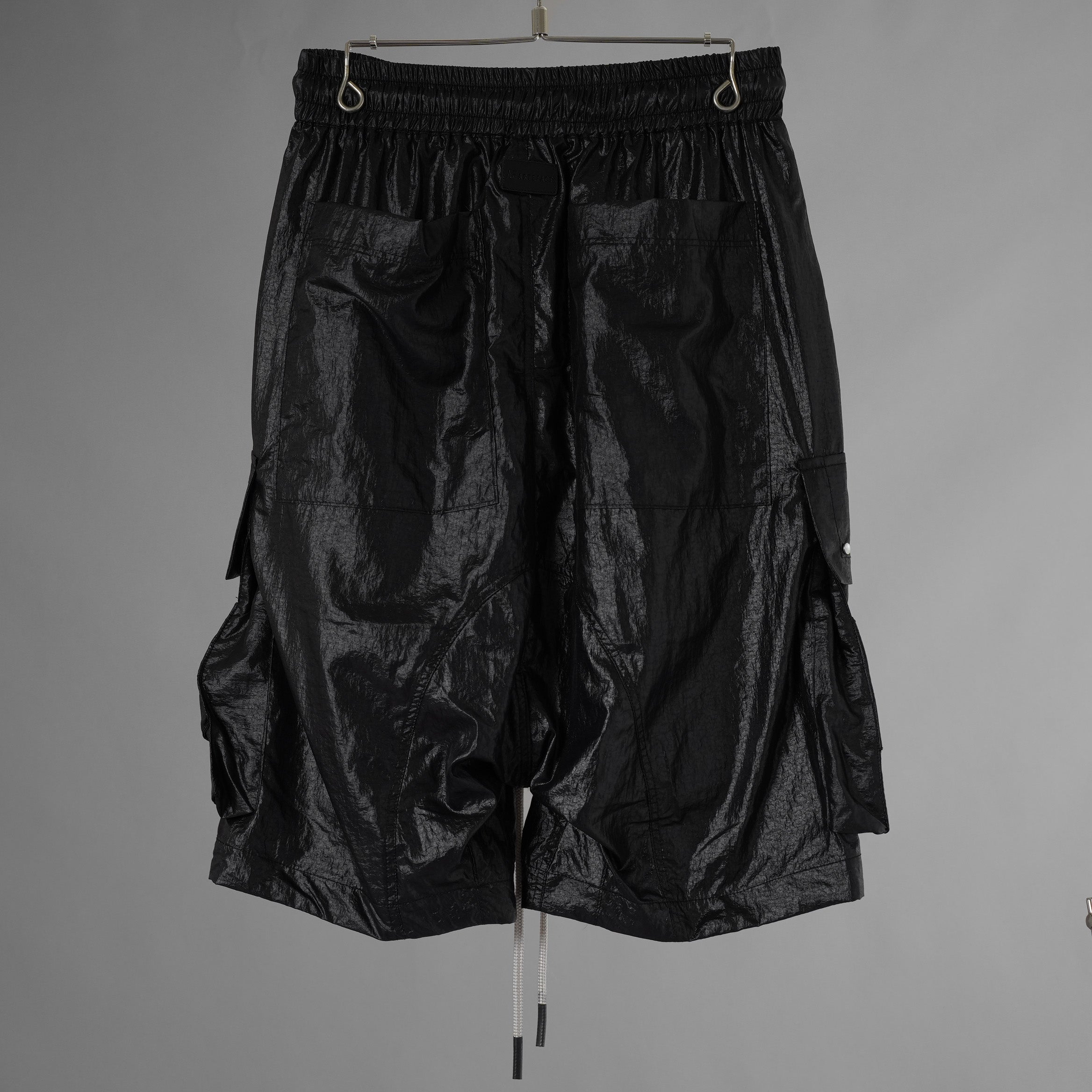 A.F ARTEFACT エーエフアーティファクト / 美品 25SS AIRY CRINKLE NYLON ZIP CARGO SHORTS エアリー クリンクル ナイロン ジップ カーゴ ショーツ パンツ / ag-13053-1 / size 2 (BLACK) 352047-uen
