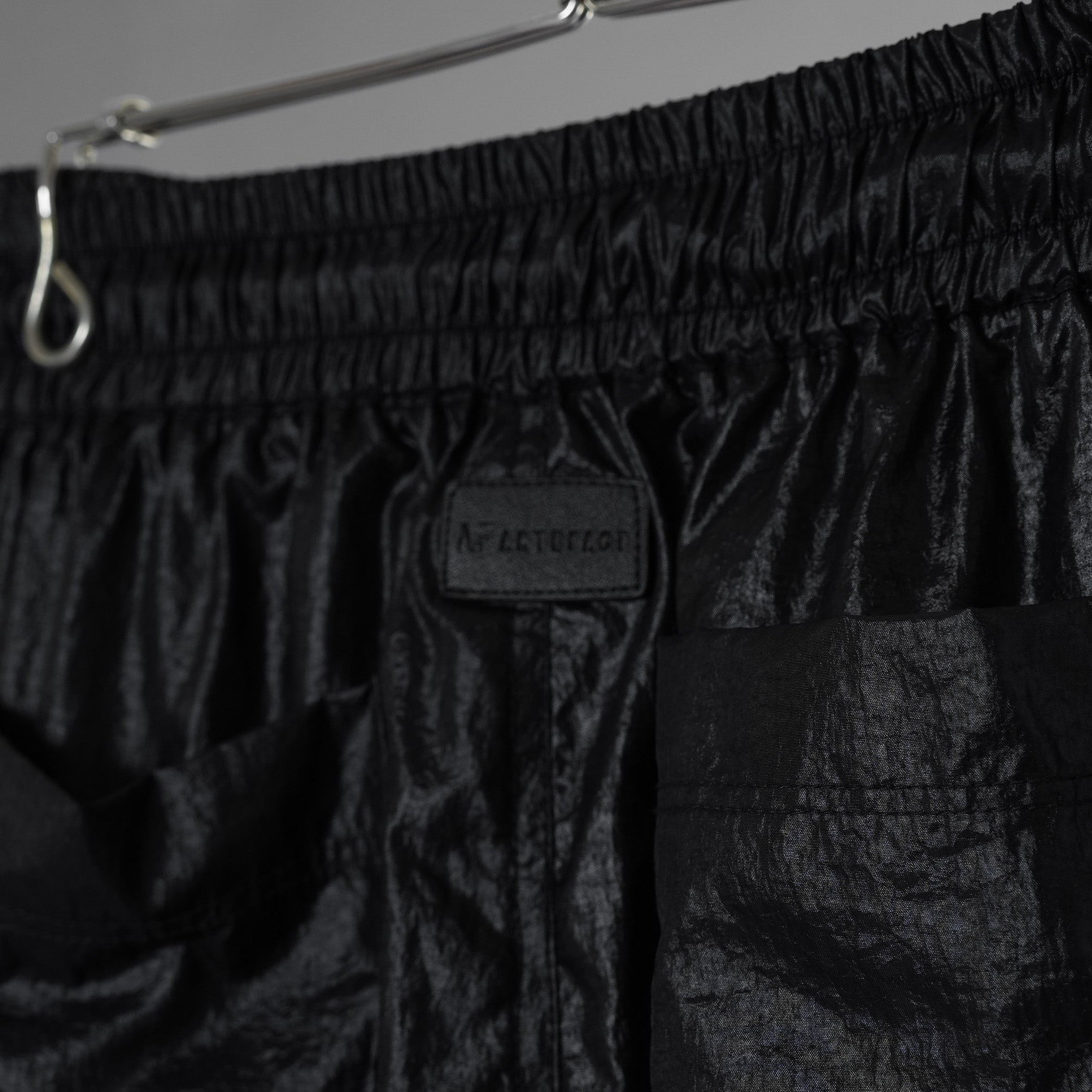 A.F ARTEFACT エーエフアーティファクト / 美品 25SS AIRY CRINKLE NYLON ZIP CARGO SHORTS エアリー クリンクル ナイロン ジップ カーゴ ショーツ パンツ / ag-13053-1 / size 2 (BLACK) 352047-uen