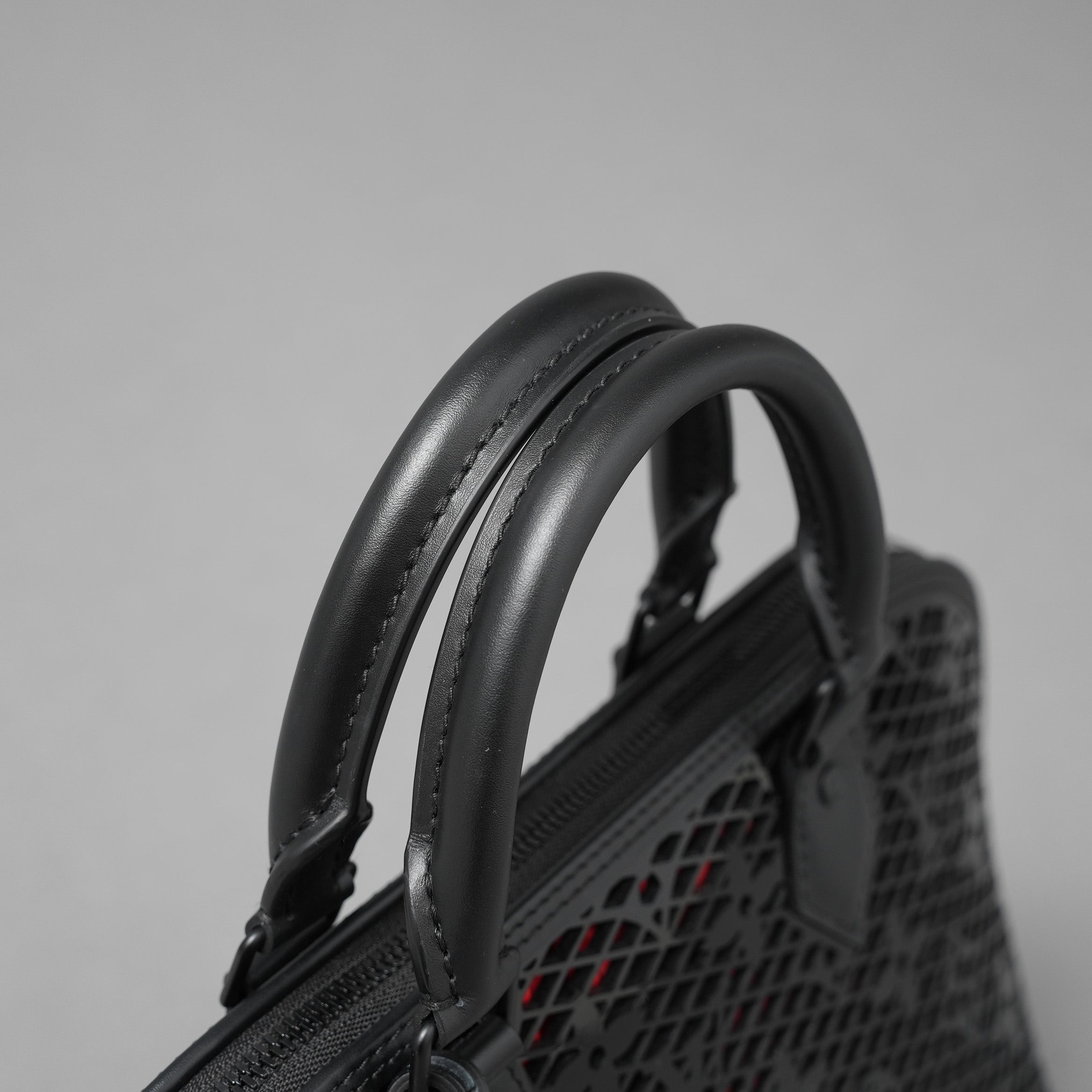 LOUIS VUITTON ルイヴィトン / 美品 22SS アルマ PM レザー / モノグラムレース ハンドバッグ バッグ / パドロック クロシェット / M20355 / BLACK × RED /レディース