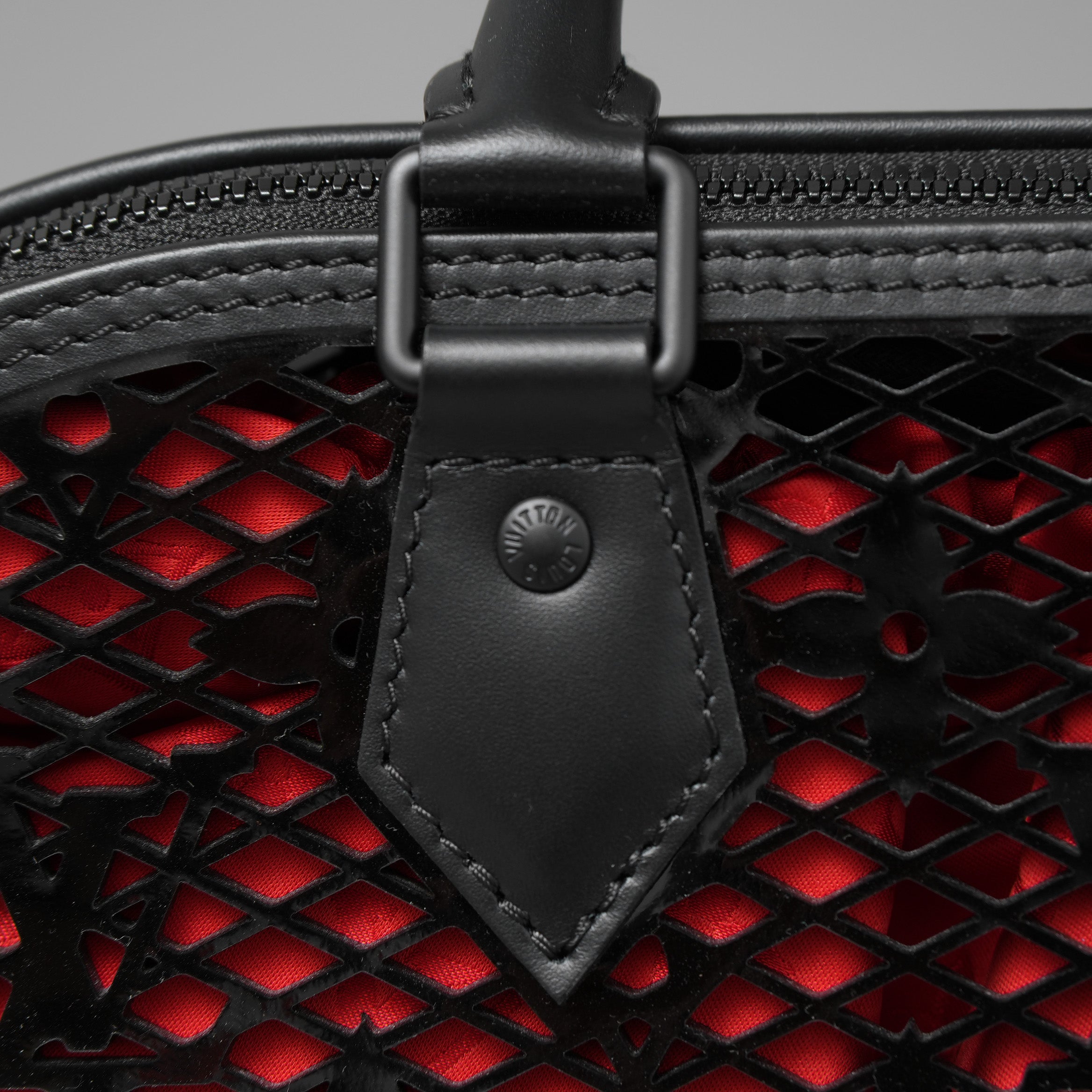 LOUIS VUITTON ルイヴィトン / 美品 22SS アルマ PM レザー / モノグラムレース ハンドバッグ バッグ / パドロック クロシェット / M20355 / BLACK × RED /レディース