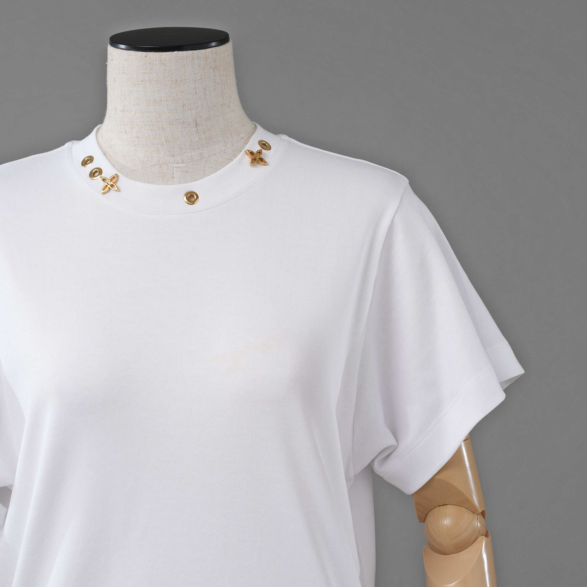 LOUIS VUITTON ルイヴィトン / 25SS モノグラム・フラワー金具 サイドストラップ 半袖Tシャツ / RW191W JG2 FGTS03 / size M （WHITE） レディース