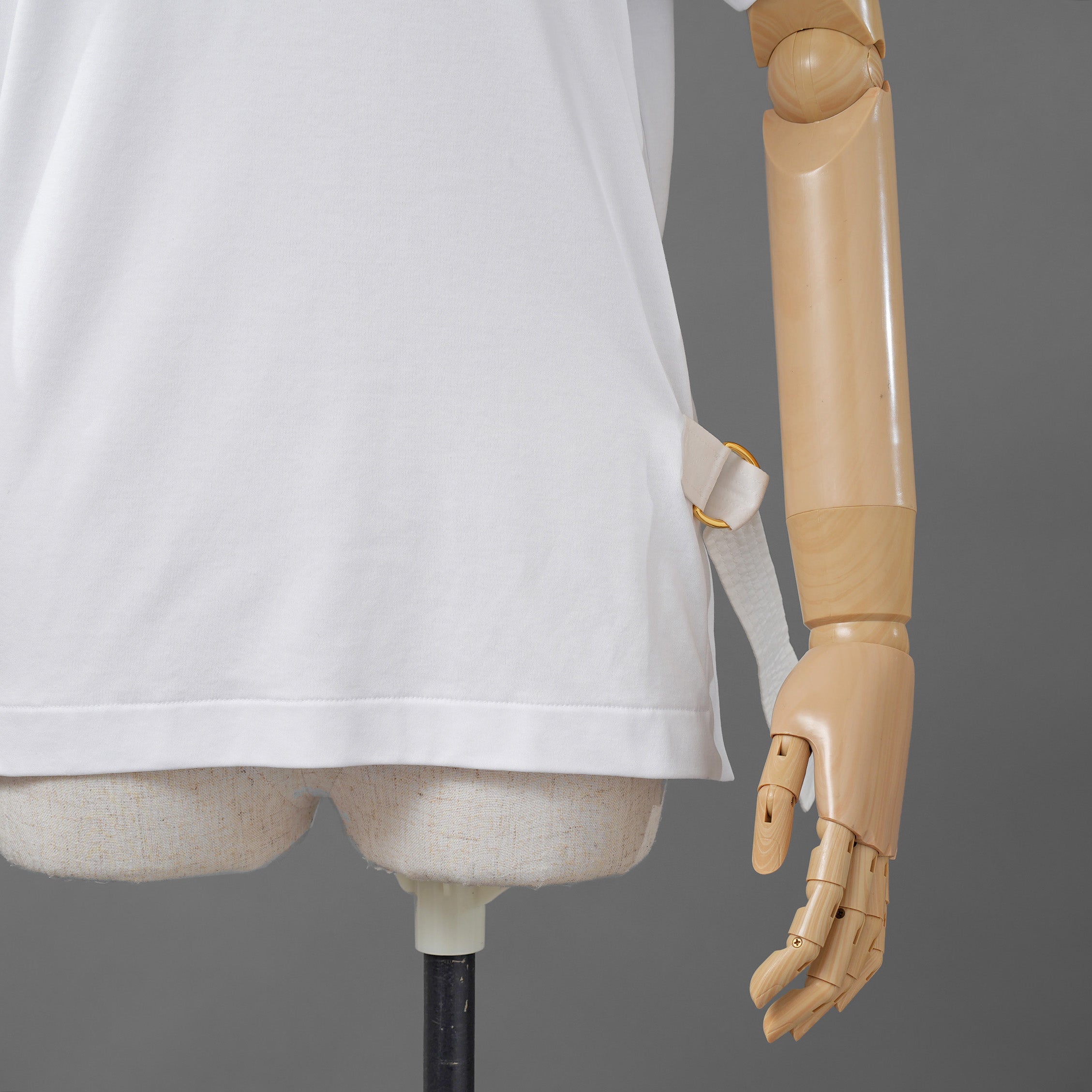 LOUIS VUITTON ルイヴィトン / 25SS モノグラム・フラワー金具 サイドストラップ 半袖Tシャツ / RW191W JG2 FGTS03 / size M （WHITE） レディース
