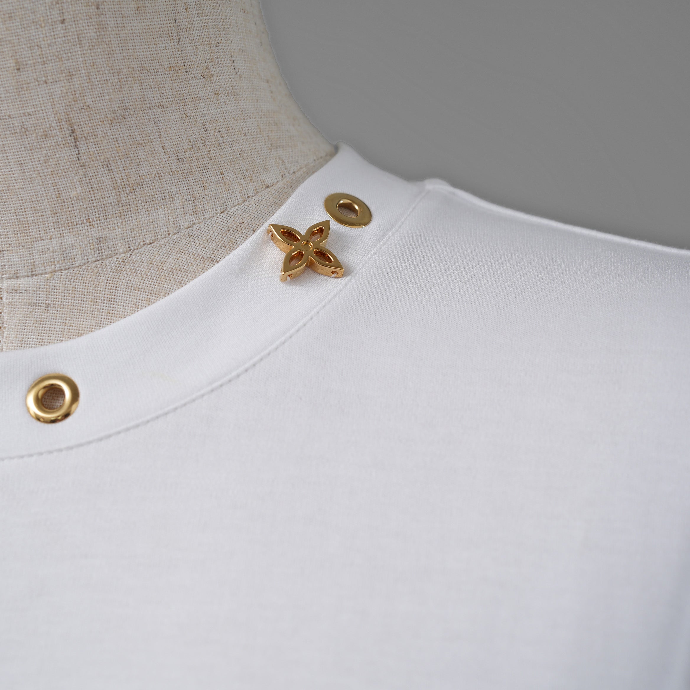 LOUIS VUITTON ルイヴィトン / 25SS モノグラム・フラワー金具 サイドストラップ 半袖Tシャツ / RW191W JG2 FGTS03 / size M （WHITE） レディース