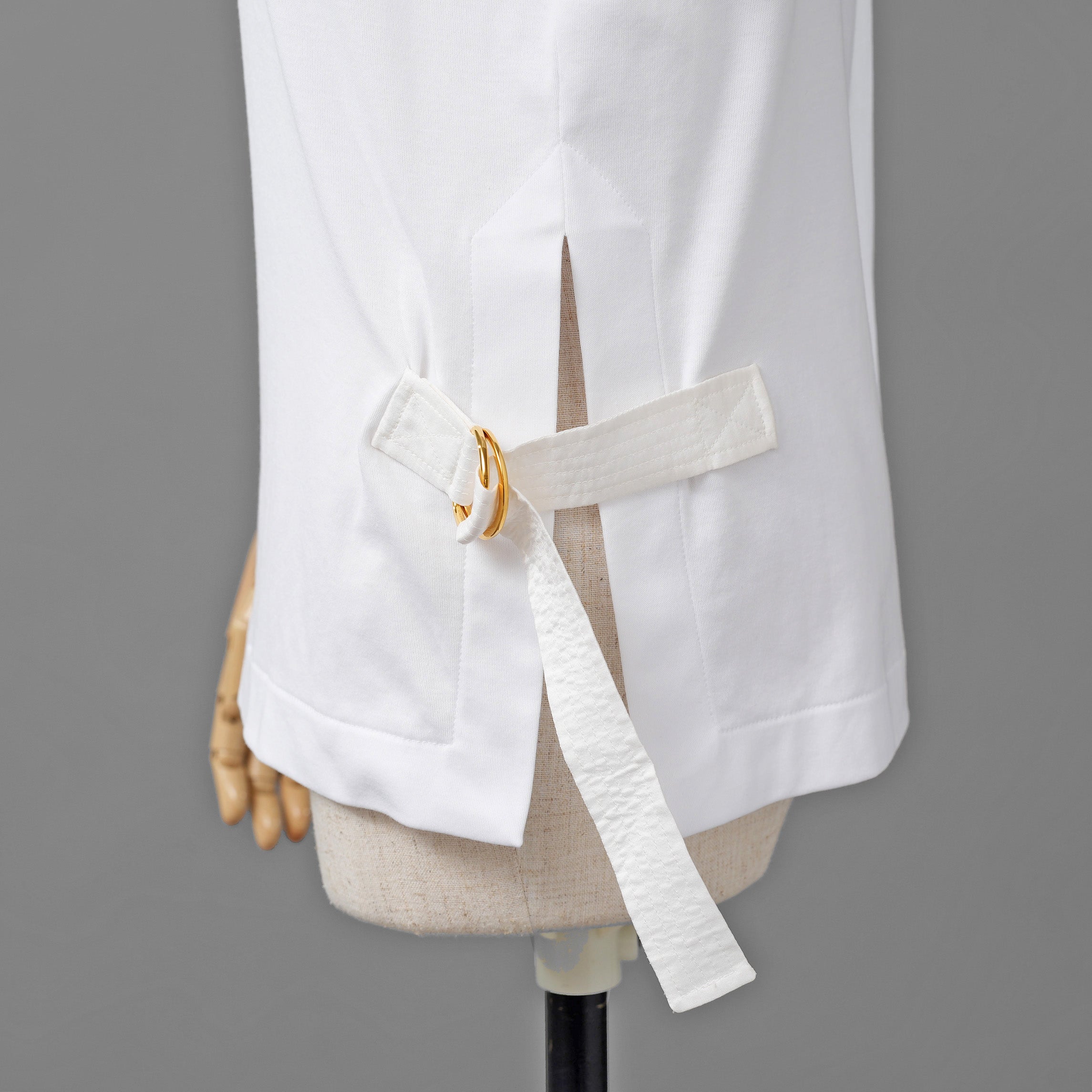 LOUIS VUITTON ルイヴィトン / 25SS モノグラム・フラワー金具 サイドストラップ 半袖Tシャツ / RW191W JG2 FGTS03 / size M （WHITE） レディース