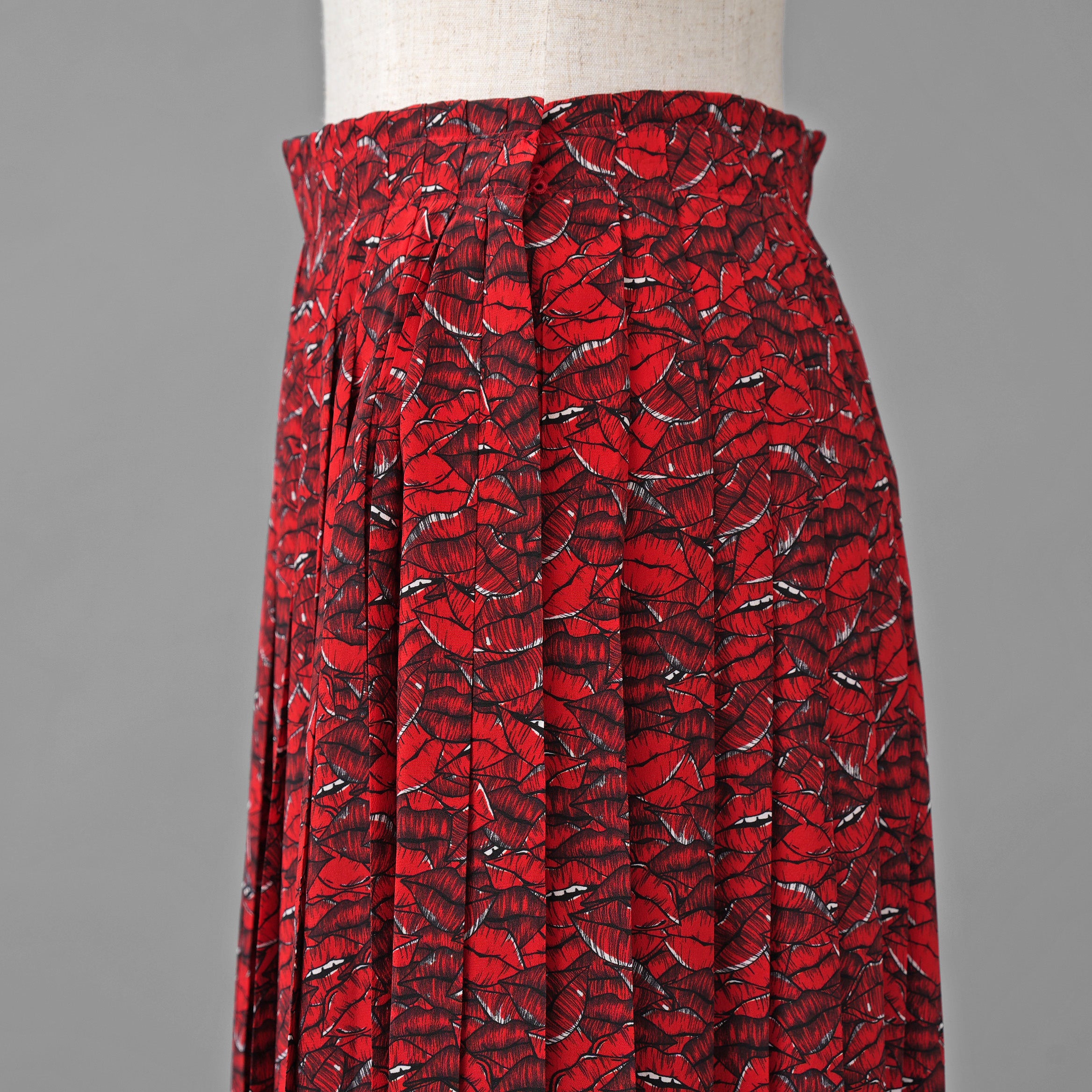VALENTINO ヴァレンティノ / 美品 21SS シルク100％ リッププリント プリーツ ロングスカート / VB3RA74062W / size 38 (RED) レディース