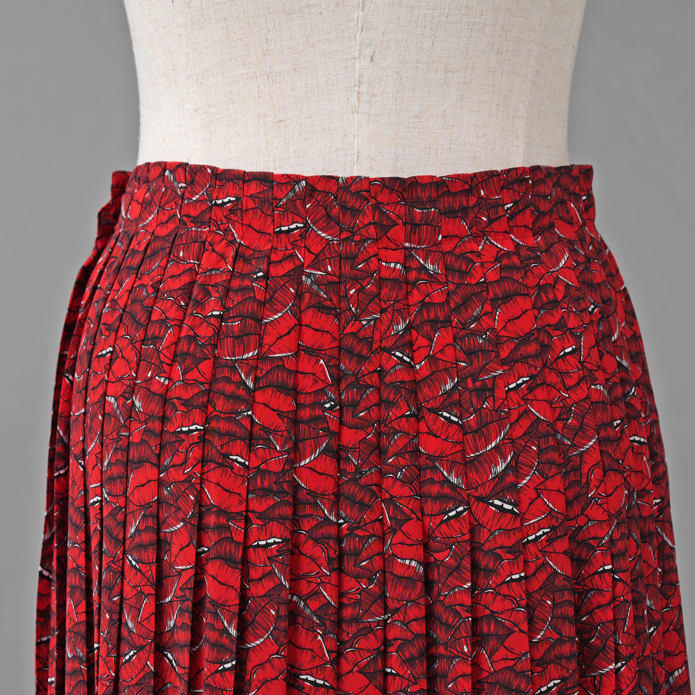 VALENTINO ヴァレンティノ / 美品 21SS シルク100％ リッププリント プリーツ ロングスカート / VB3RA74062W / size 38 (RED) レディース
