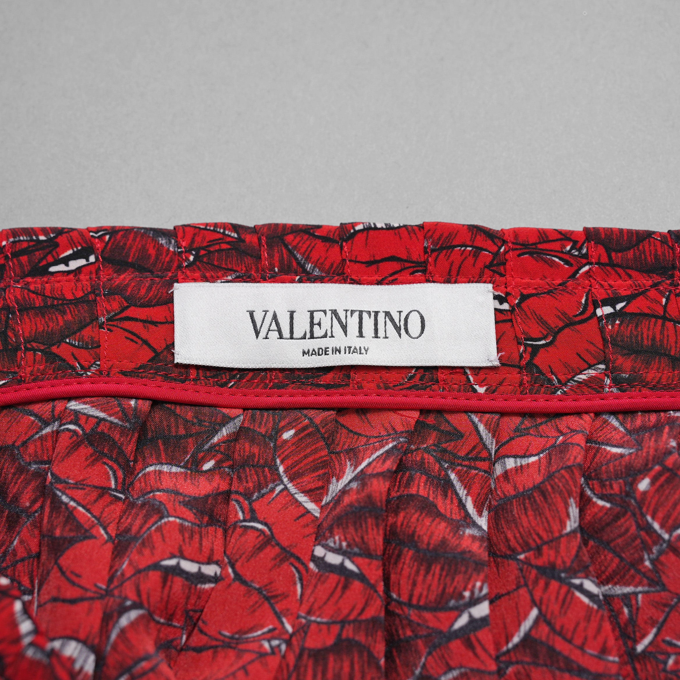 VALENTINO ヴァレンティノ / 美品 21SS シルク100％ リッププリント プリーツ ロングスカート / VB3RA74062W / size 38 (RED) レディース