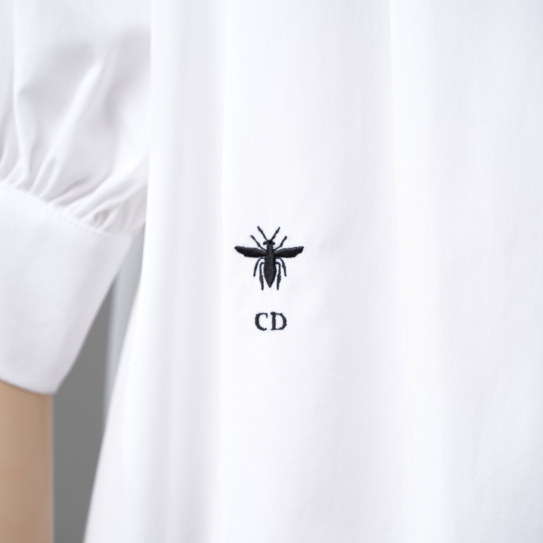 Christian Dior クリスチャンディオール / 美品 22SS Bee ビー刺繍 パフスリーブ コットン ブラウス シャツ / 半袖シャツ / 321B36A3356 / size 42 (WHITE) レディース