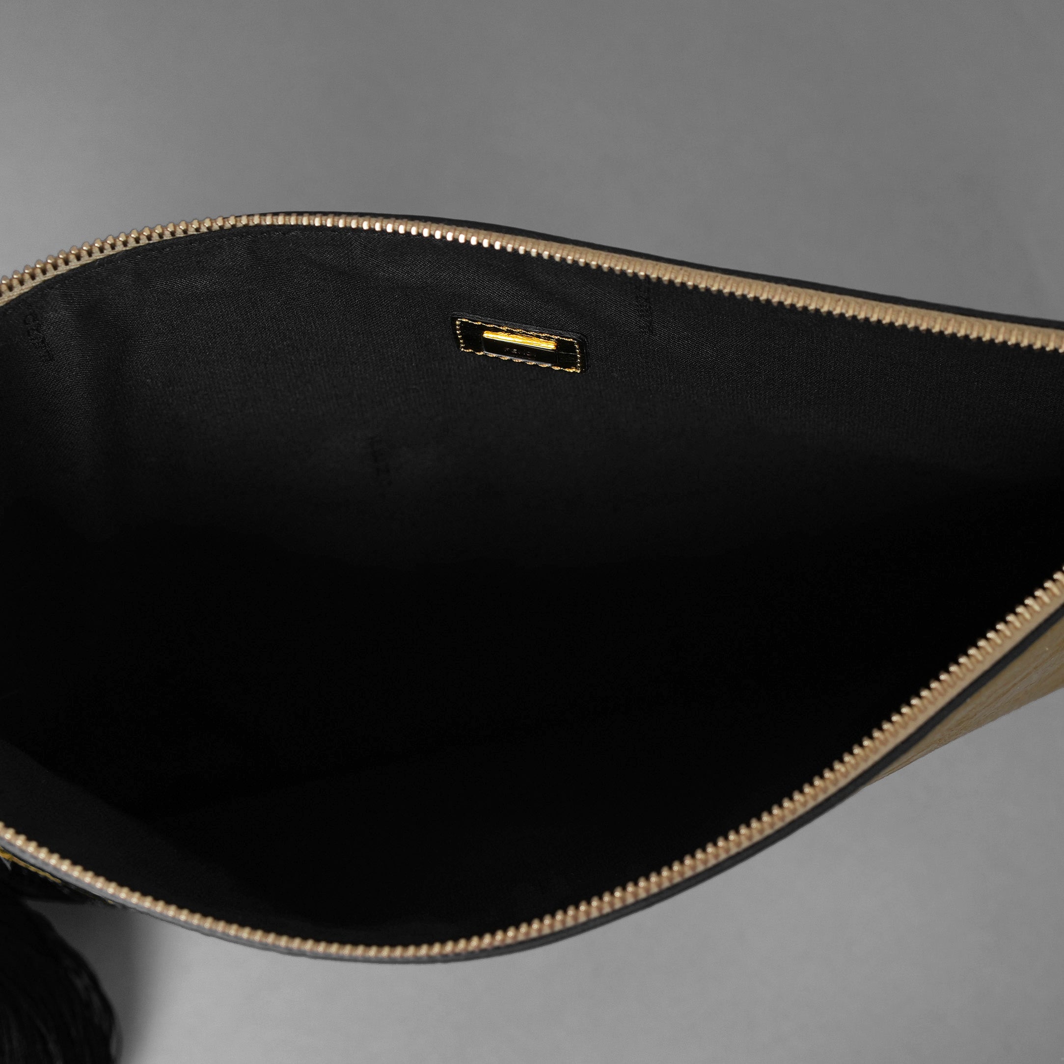FENDI フェンディ / 美品 ラージフラットポーチ クラッチ バッグ / 8N0178AISP / （GOLD) アクセサリー 352058-izm