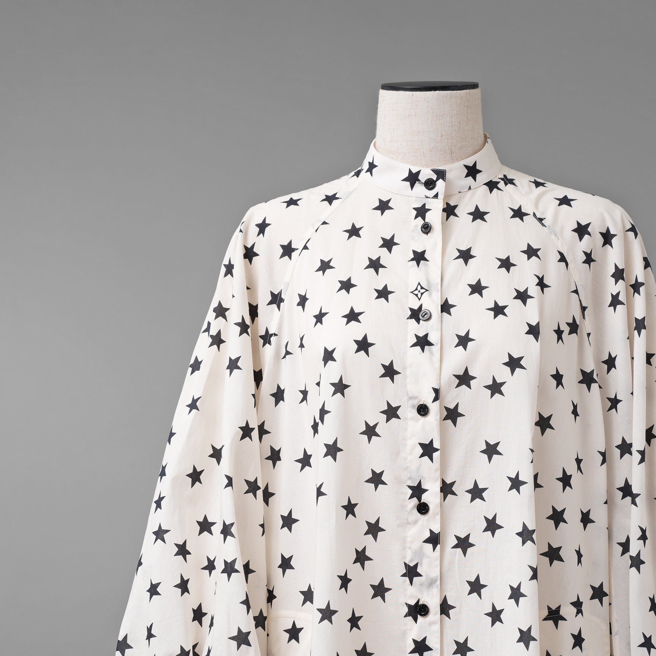 LOUIS VUITTON ルイヴィトン /  22AW LVロゴ・スタープリント ルーズシャツ ワンピース / 星柄 シャツ ワンピース / 1AA9FH / size 34 (IVORY WHITE) レディース