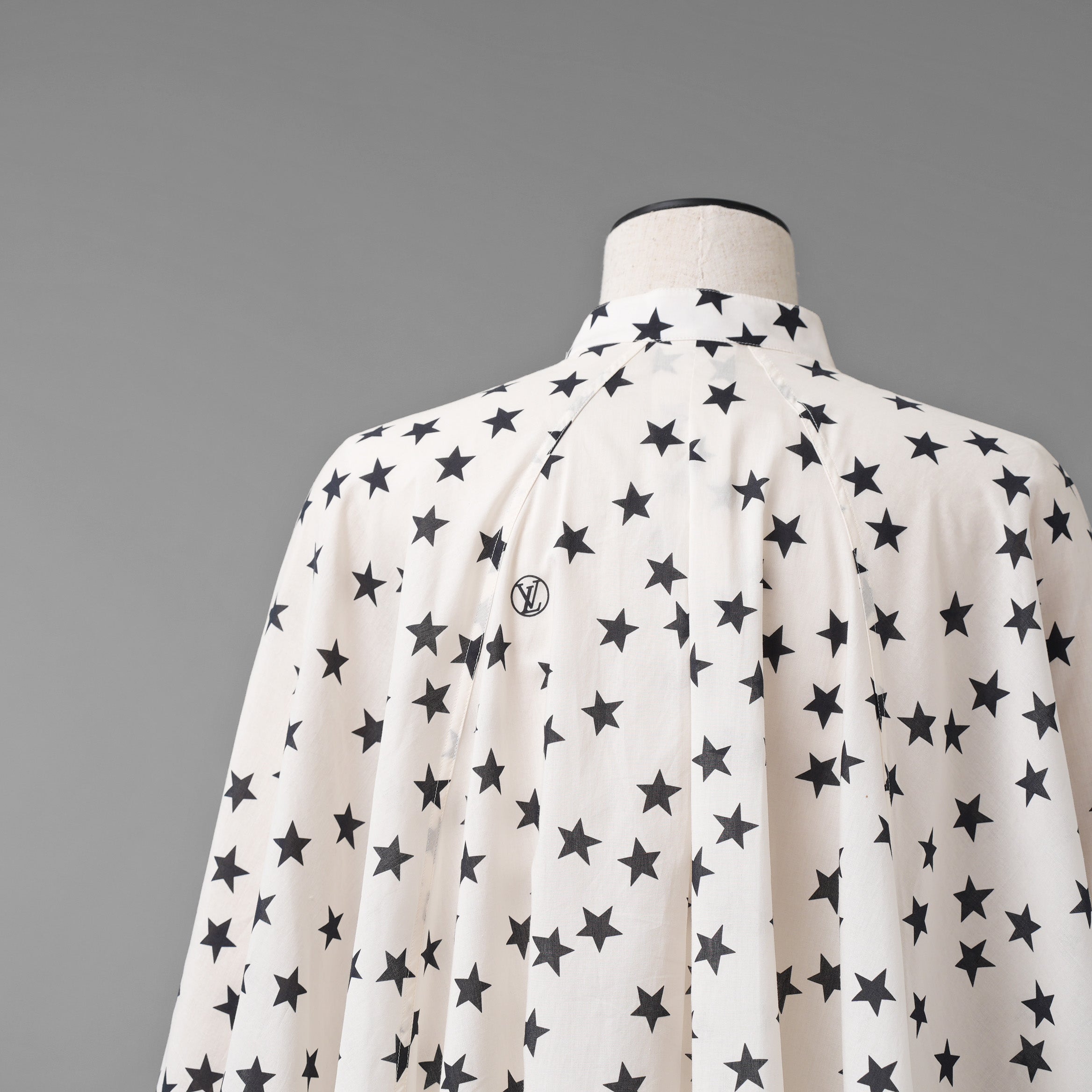LOUIS VUITTON ルイヴィトン /  22AW LVロゴ・スタープリント ルーズシャツ ワンピース / 星柄 シャツ ワンピース / 1AA9FH / size 34 (IVORY WHITE) レディース