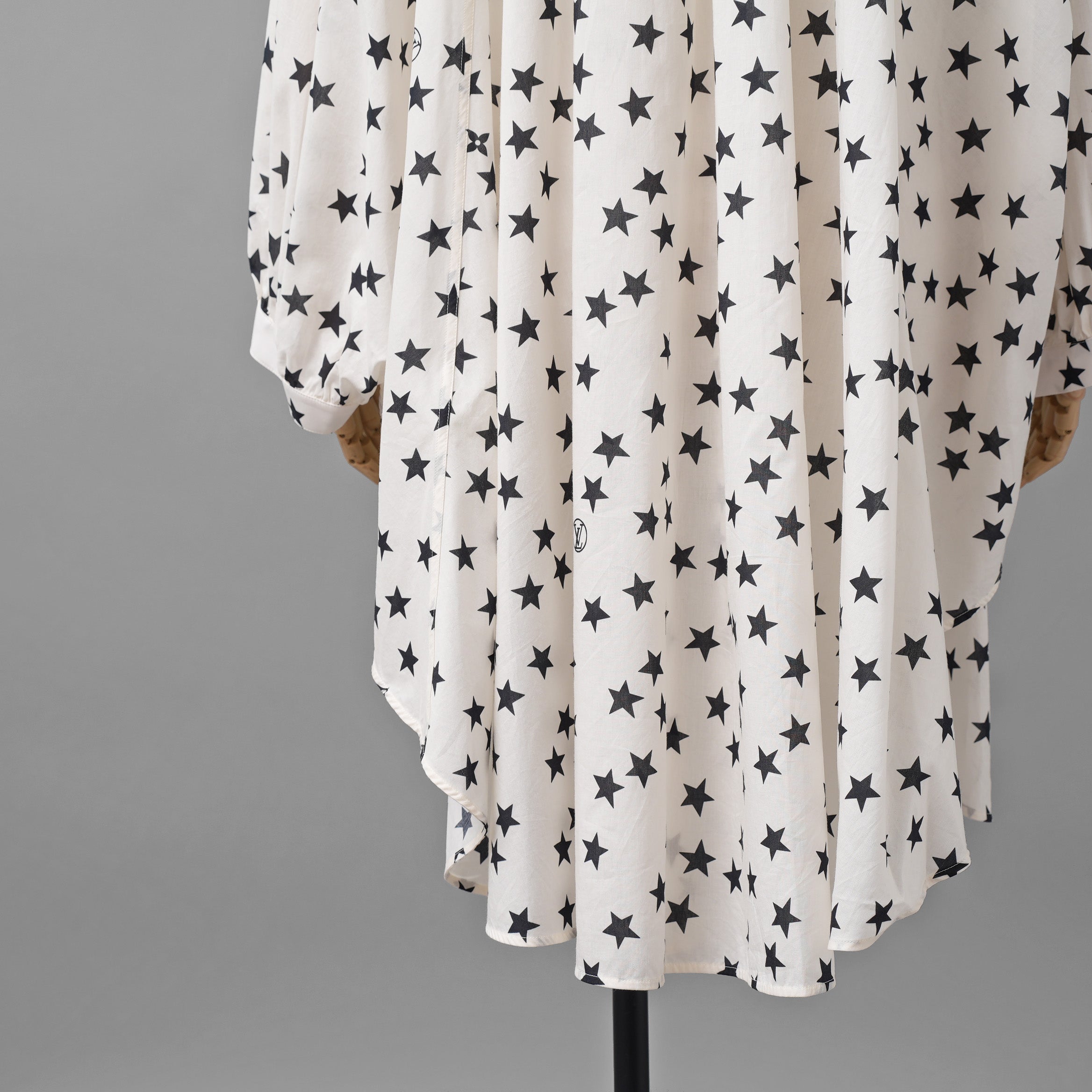 LOUIS VUITTON ルイヴィトン /  22AW LVロゴ・スタープリント ルーズシャツ ワンピース / 星柄 シャツ ワンピース / 1AA9FH / size 34 (IVORY WHITE) レディース