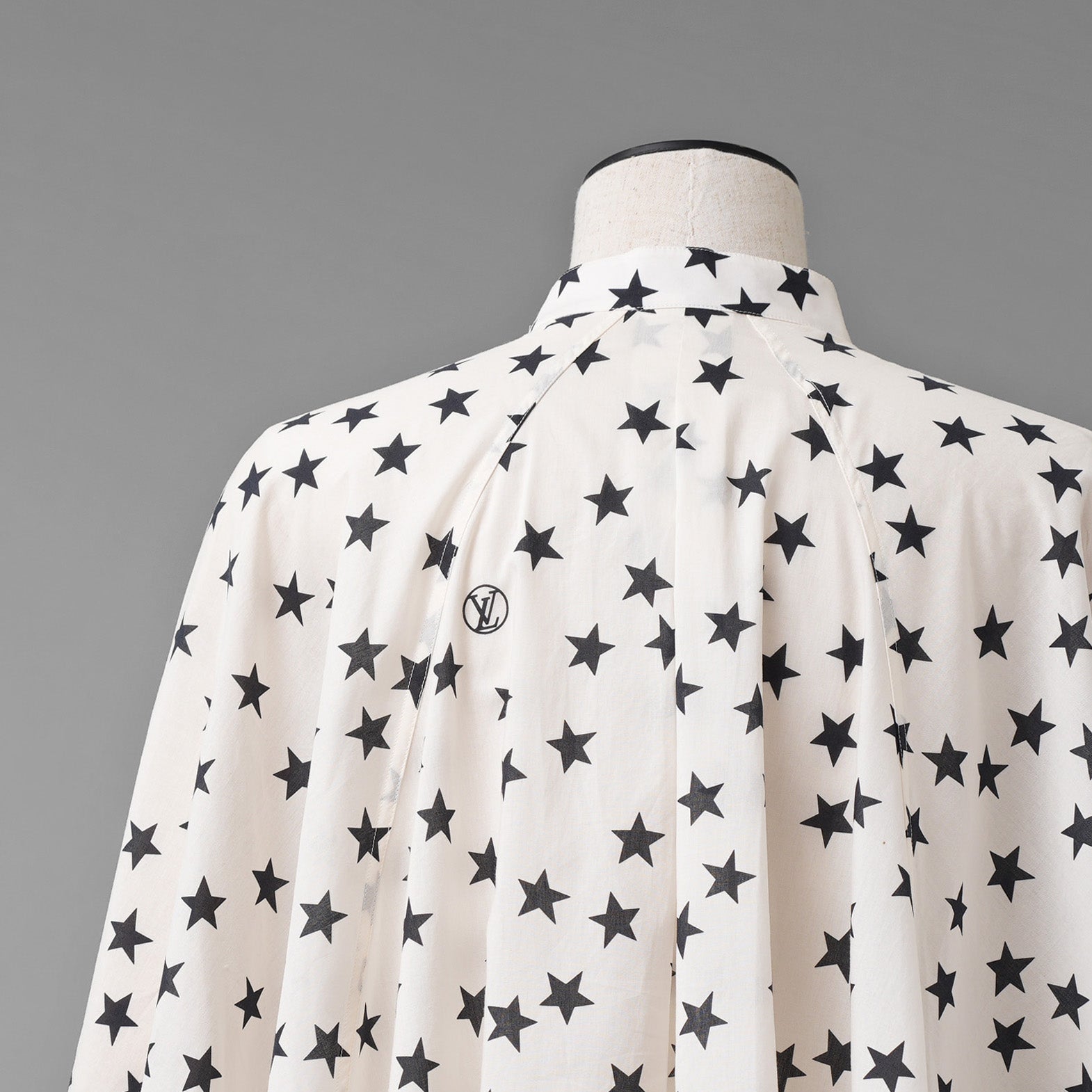 LOUIS VUITTON ルイヴィトン /  22AW LVロゴ・スタープリント ルーズシャツ ワンピース / 星柄 シャツ ワンピース / 1AA9FH / size 34 (IVORY WHITE) レディース