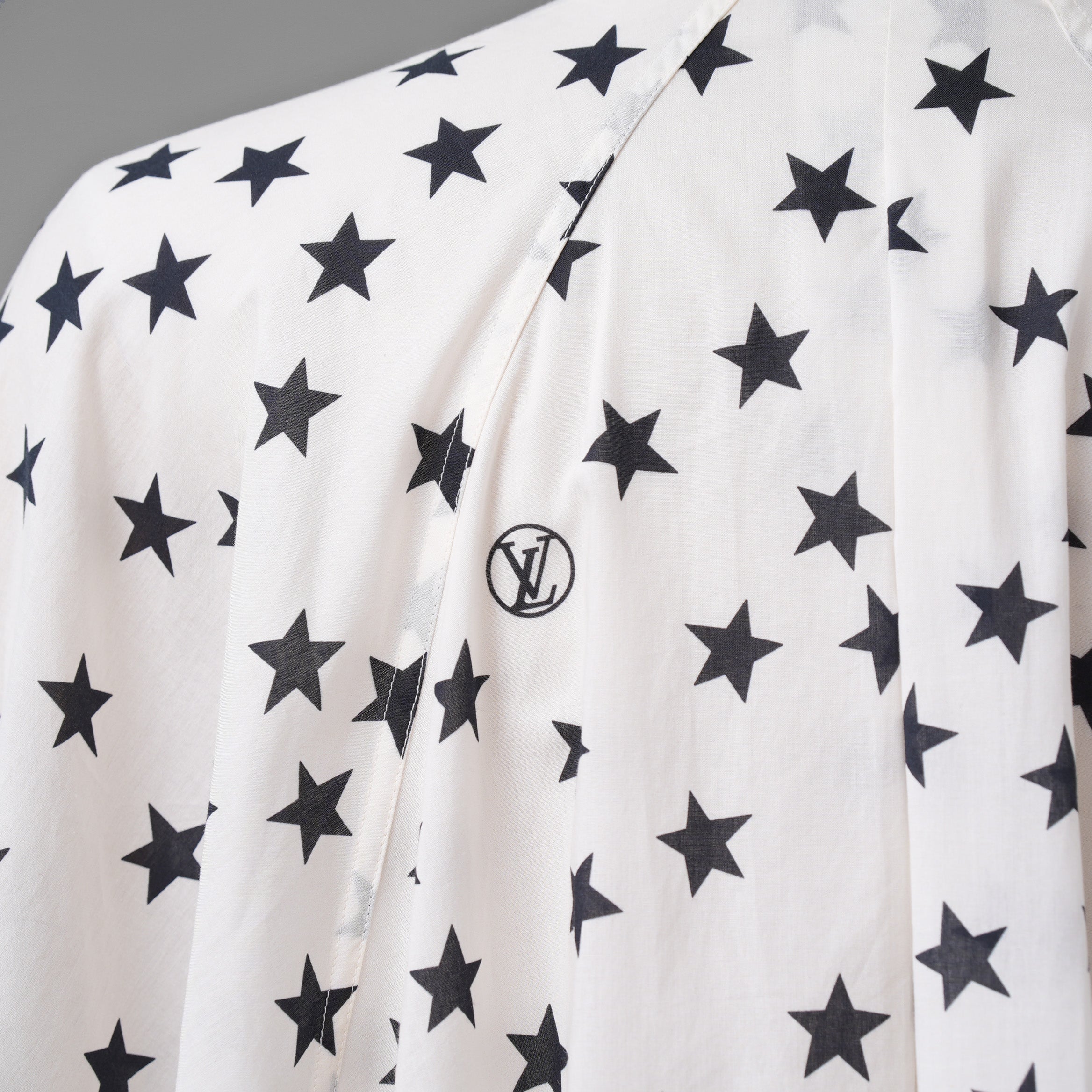 LOUIS VUITTON ルイヴィトン /  22AW LVロゴ・スタープリント ルーズシャツ ワンピース / 星柄 シャツ ワンピース / 1AA9FH / size 34 (IVORY WHITE) レディース