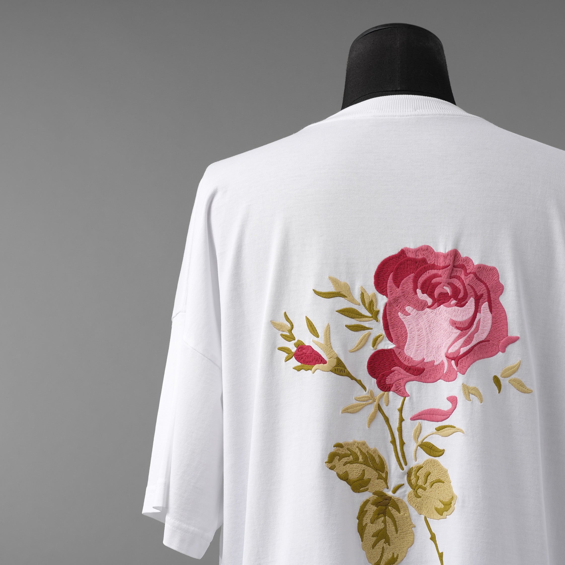 Christian Dior クリスチャンディオール / 美品 22AW DIOR JARDIN 薔薇刺繍 半袖Tシャツ / フラワーロゴ / 243J685A0677 / size S (WHITE)