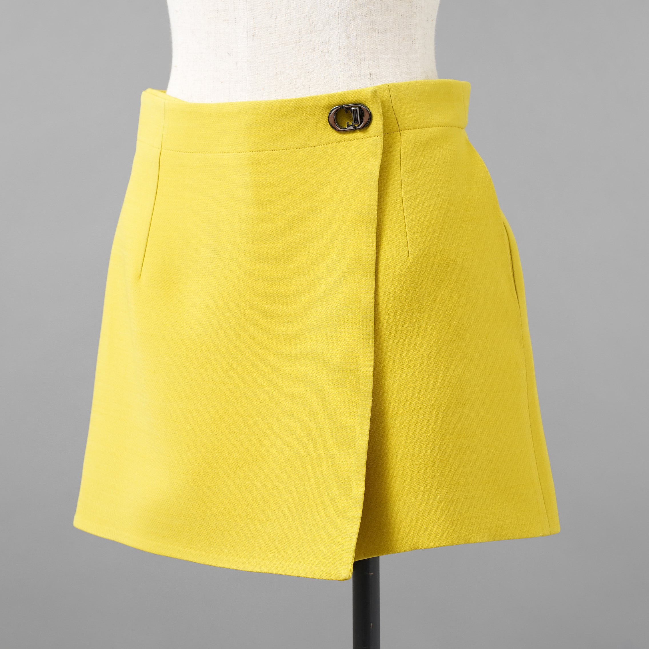 Christian Dior クリスチャンディオール / 美品 23AW CDクラスプ  スコート ウールシルク  / ショートパンツ / 341P45C1166 / size 42 (PEELA) イエロー レディース