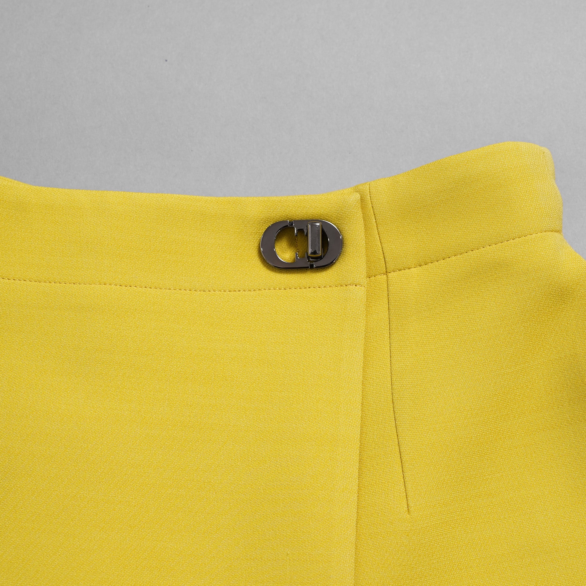 Christian Dior クリスチャンディオール / 美品 23AW CDクラスプ  スコート ウールシルク  / ショートパンツ / 341P45C1166 / size 42 (PEELA) イエロー レディース