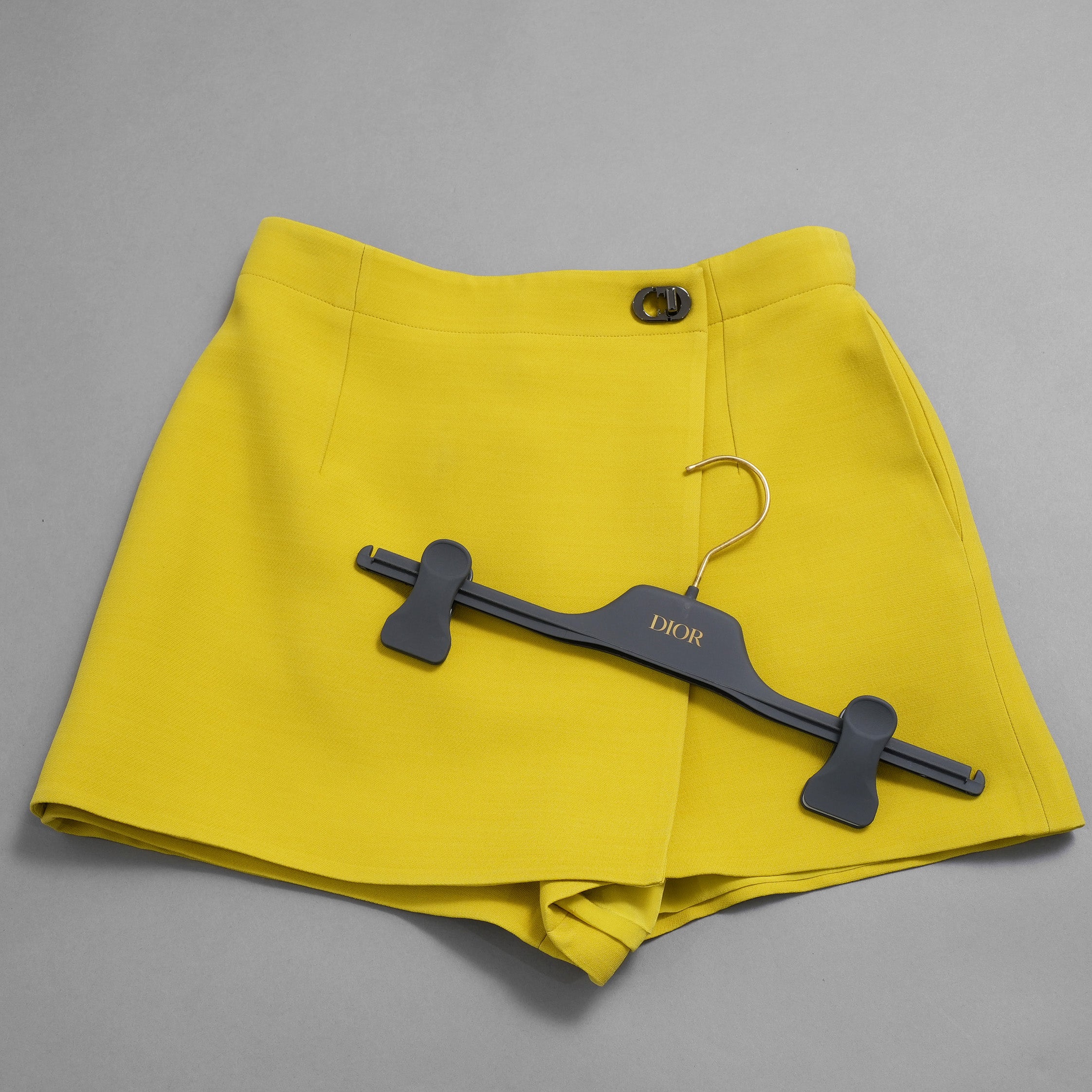Christian Dior クリスチャンディオール / 美品 23AW CDクラスプ  スコート ウールシルク  / ショートパンツ / 341P45C1166 / size 42 (PEELA) イエロー レディース