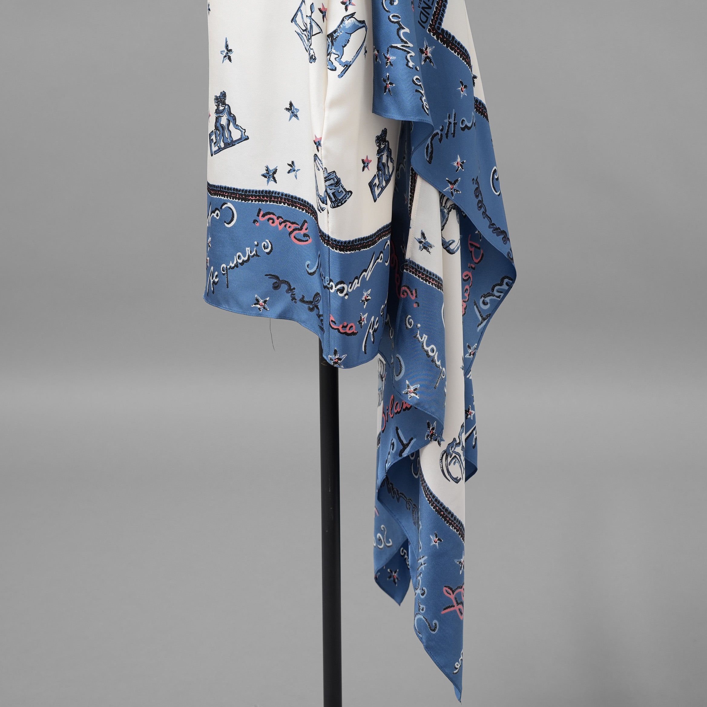 FENDI フェンディ / 美品 23SS リゾート 今田美桜 着用 / 星座モチーフ ゾディアックプリント シルク ドレープドレス  / ワンピース / FDC727 ANR4 / size 40 (MULTI COLOR) レディース