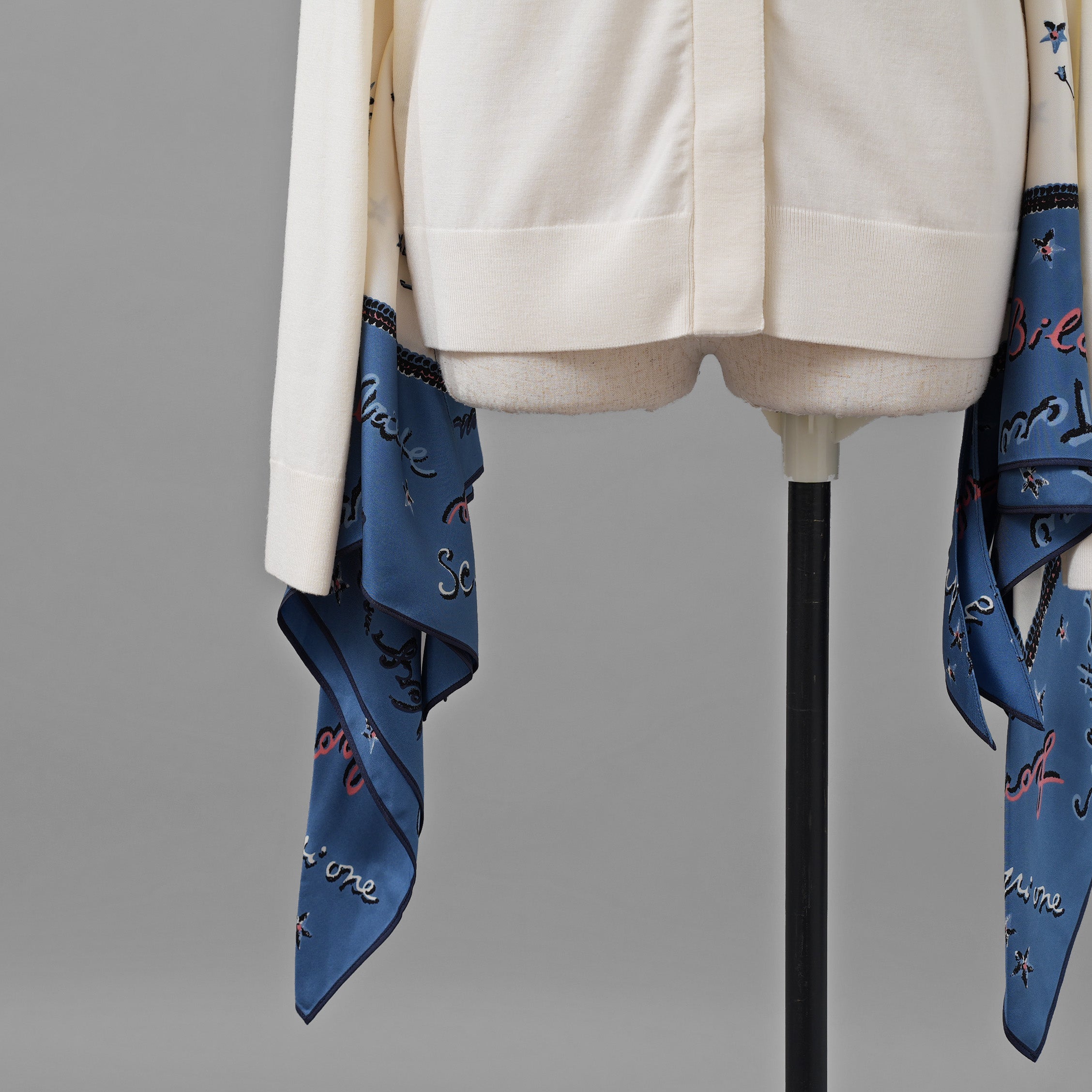 FENDI フェンディ / 美品 23SS リゾート 星座モチーフ ゾディアック プリント シルクスカーフ切替 ニット カーディガン / FZC973 ANZD / size 40 (IVORY WHITE) レディース