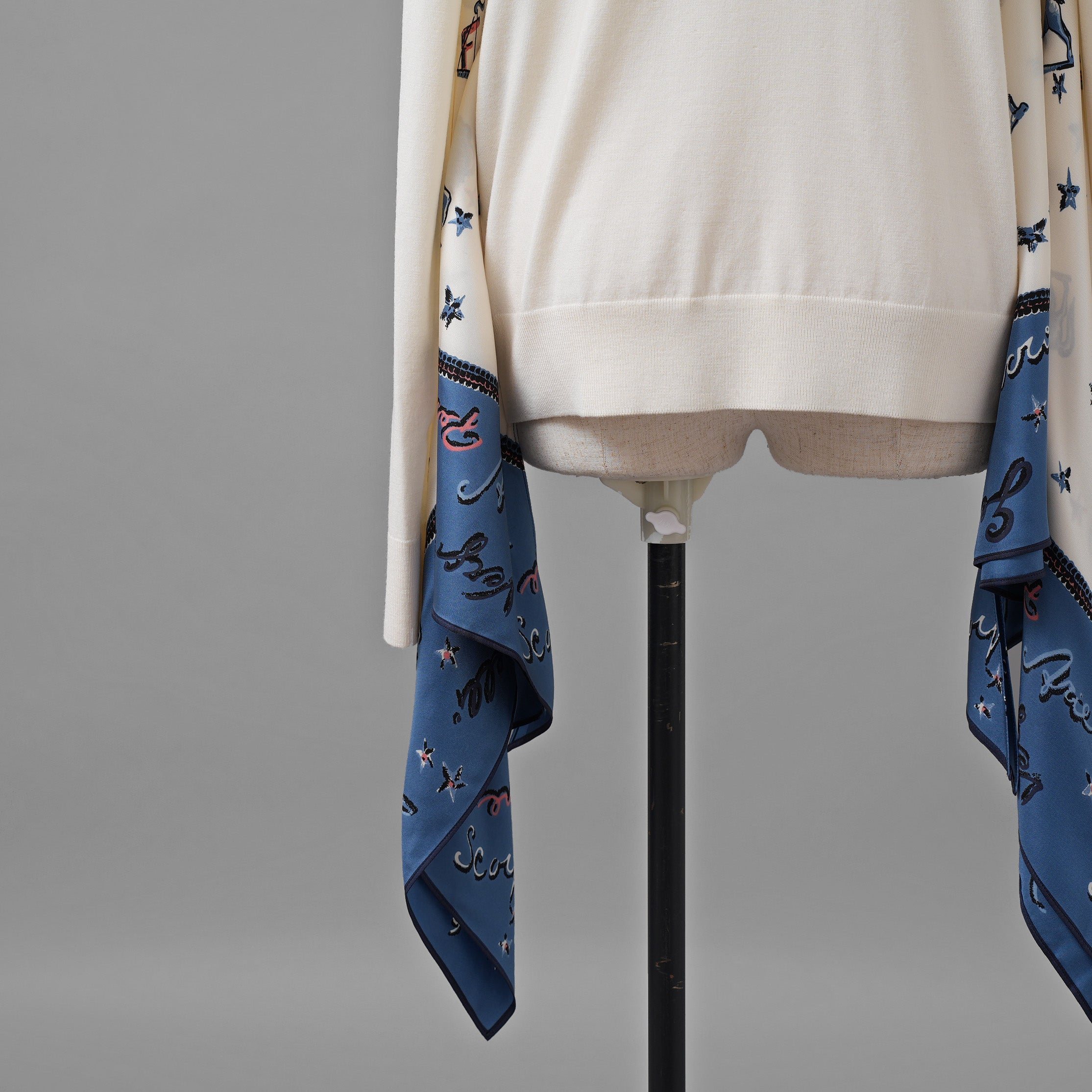 FENDI フェンディ / 美品 23SS リゾート 星座モチーフ ゾディアック プリント シルクスカーフ切替 ニット カーディガン / FZC973 ANZD / size 40 (IVORY WHITE) レディース